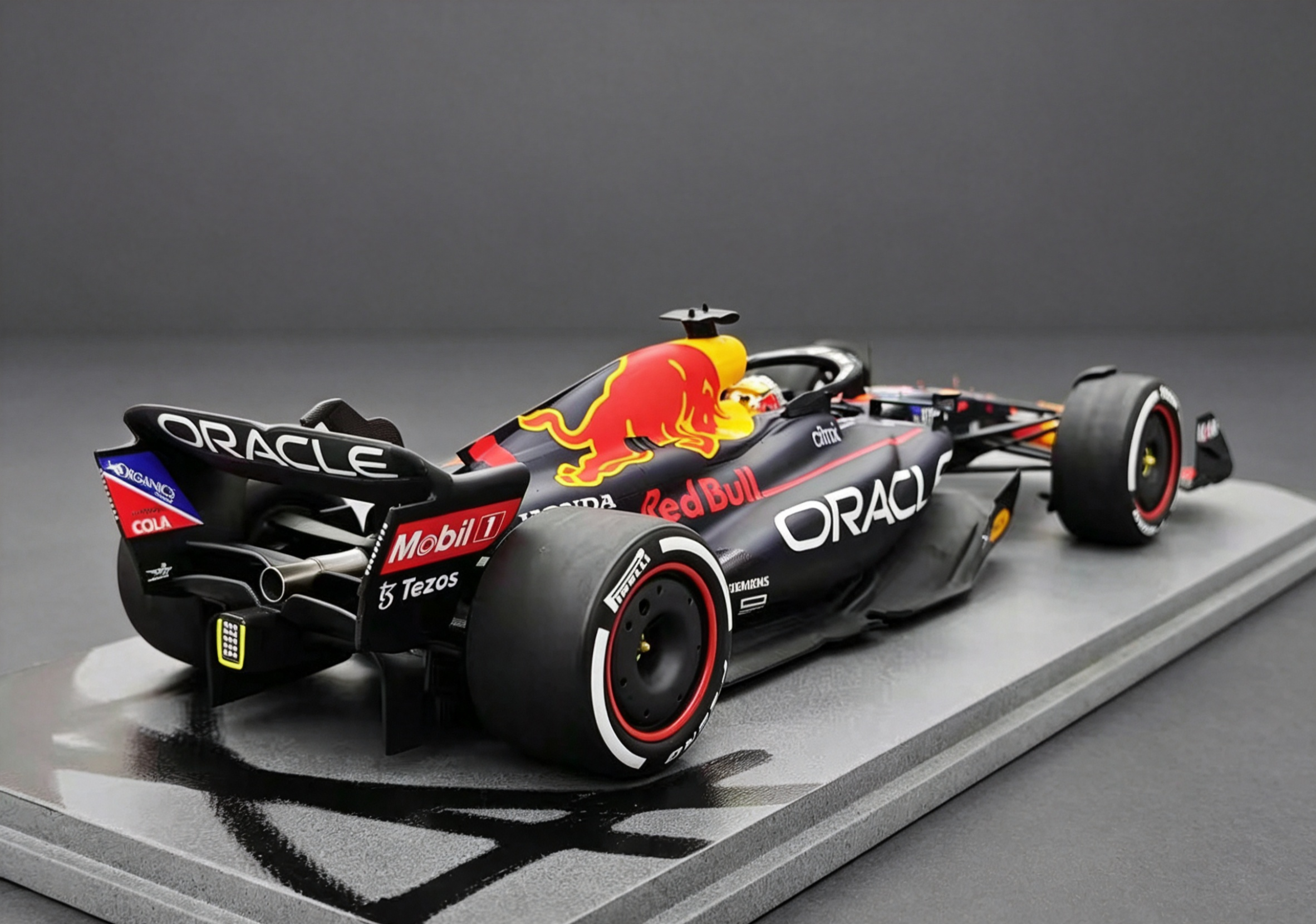 Spark 1/18 2022阿布扎比站 RB18 维斯塔潘F1 