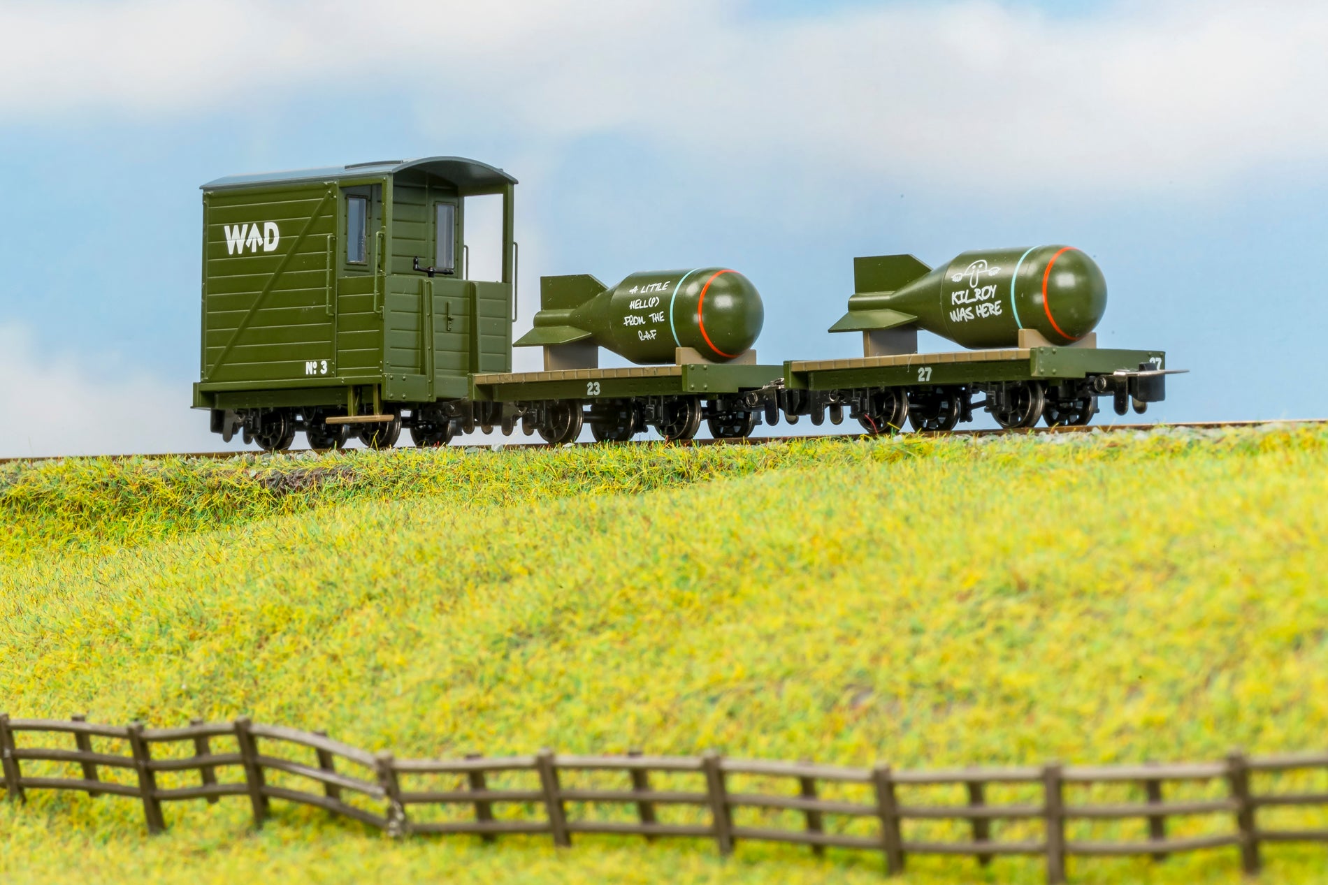 Rapido Trains 009 narrow gauge WD War Department Wagons Triple Pack & loco
