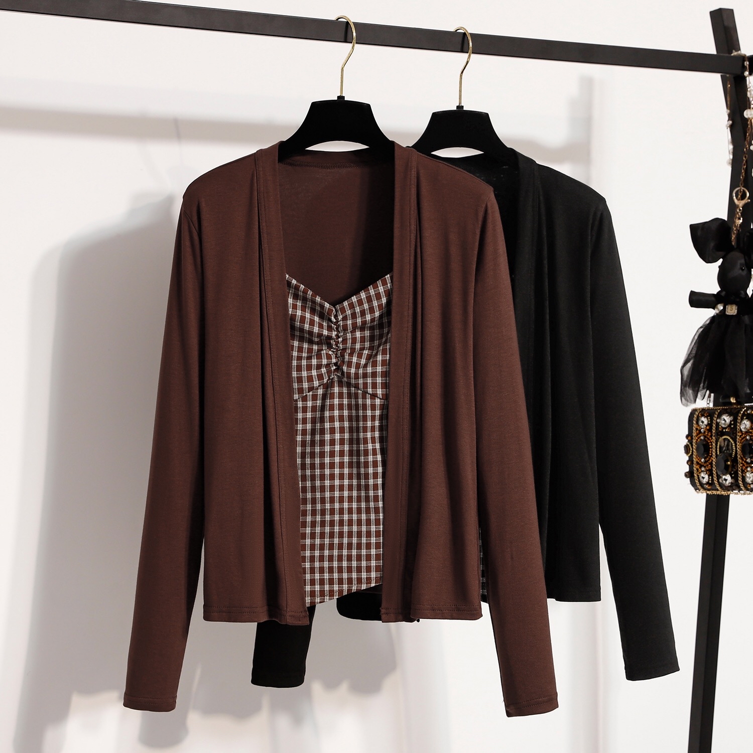 B71(8038+8037) 韩版气质格纹前部褶皱吊带内搭与开衫黑咖两件套上衣 