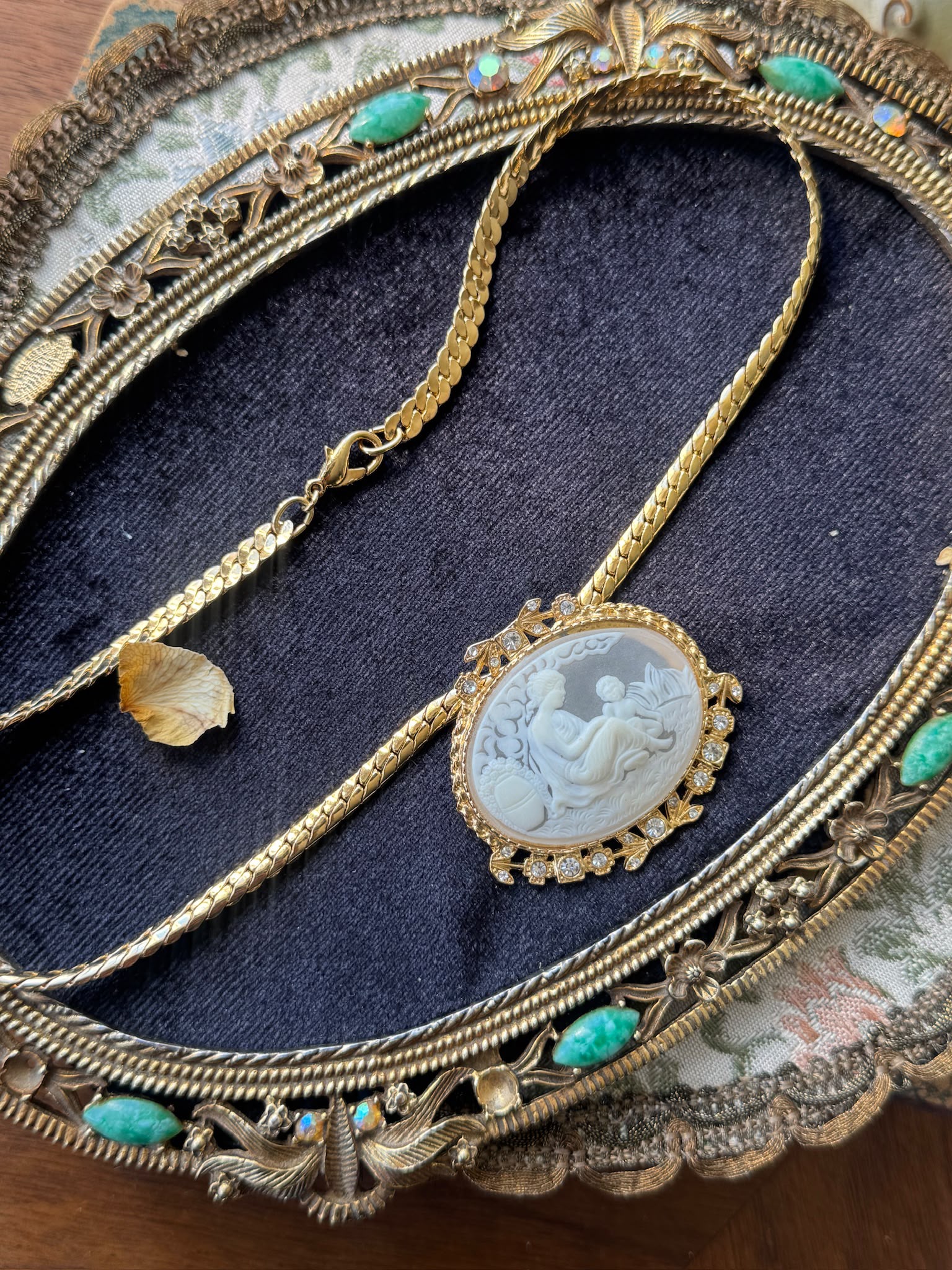 C.a. 1970s Neoclassical Snowy Resin Bas-Relief Cameo Princess Necklace (MT2266)