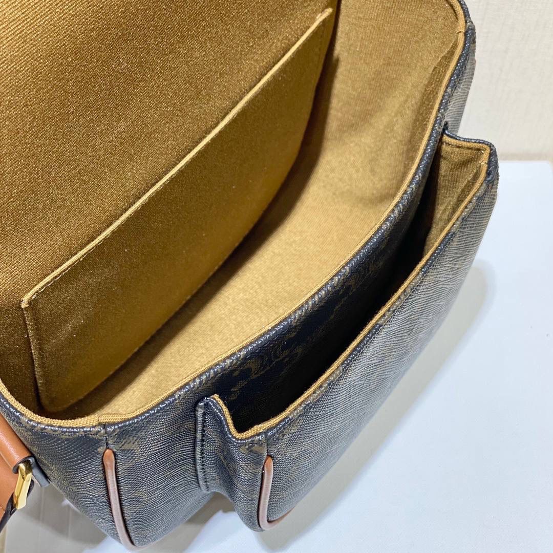 🔥大货实拍图 𝗖𝗘𝗟𝗜𝗡𝗘 ♥ 𝗧𝗥𝗜𝗢𝗠𝗣𝗛𝗘 𝗖𝗔𝗡𝗩𝗔𝗦 𝗙𝗢𝗟𝗖𝗢 马鞍包在IT Bag的世界里总是占着一席之地，经典百搭 经得起时间的推敲，被喻为行走的气质神器 ，FOLCO流畅圆润的包身线条和凯旋门老花设计搭配老式旅行箱开口扣，让人轻松get俏皮复古摩登的画报女郎。 型号：191502 尺寸：18*17*6.5cm