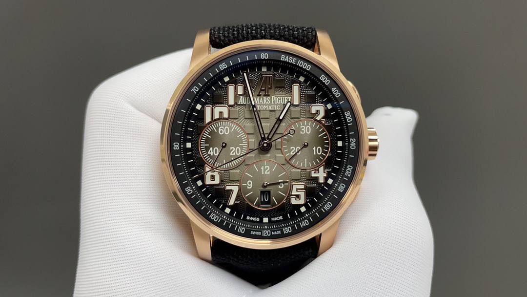 🚀皇家橡树26048离岸型41爱计时机械腕表💯 1.壳套按照原装开模多道工序顶级处理 2.一体字面立体工整的盘面“饼干纹理”和原装一模一样 3:316精钢表壳原装开模细节经过多道工序的打磨磨砂处理 4.7750机芯9字位小秒走时精准 5.表镜选用进口防眩水晶蓝宝石玻璃镜面 6.表带搭配进口意大利小牛皮以及帆布皮带，表扣实用原装针扣，尺寸41mm，爱彼入门级强烈推荐，精品打造