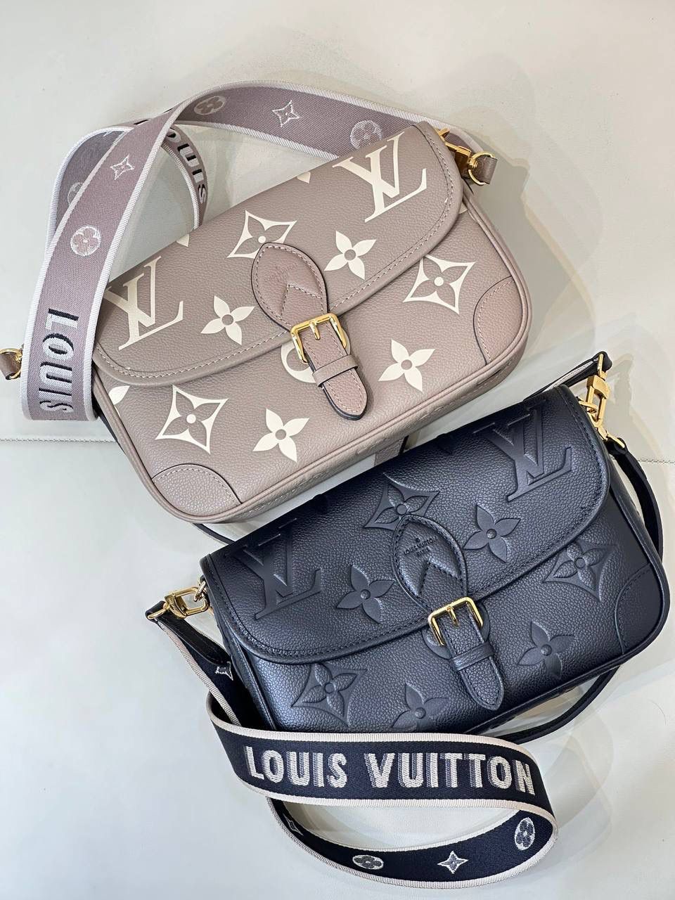 Diane 法棍全皮👜✨ 可以说是去年的一大王炸 是驴子家一年都在吸金的爆款！ 今年再次开发全新的压纹牛皮系列！😍💯 想必想再续辉煌哈~ 全新的设计将品牌标识织入可拆卸宽幅提花肩带，在可拆卸皮革肩背带之外再添斜挎选择，灵活契合优雅格调且试用性超强！短肩带即可腋下，又可满足手提！可谓是，功能性强大！ 尺寸 25×9×15cm