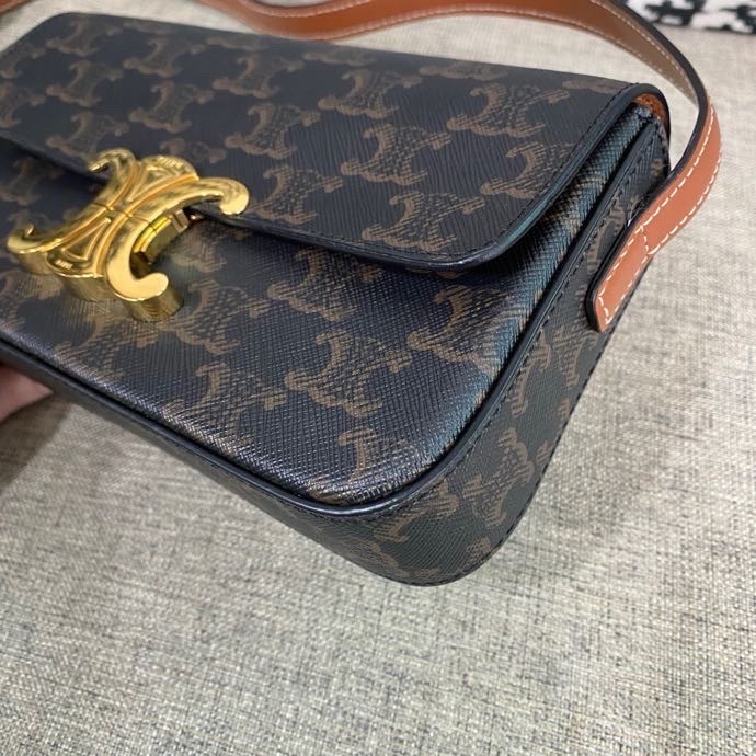【預訂貨品】Celine Triomphe凱旋門腋下包 