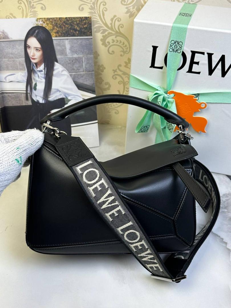 🅰️小号 𝗣𝘂𝘇𝘇𝗹𝗲最新版本❤️ ——（缎面/织带款） ✅经典拼图系列，不规则立体几何设计，最具辨识度的立体廓形和几何美学，顶级进口小牛皮搭配德国沙菲线，独家定制五金，𝗬𝗞𝗞拉链拉头 ✅容量超大，颜值高，四季百搭，新款自带可拆卸𝗟𝗢𝗘𝗪𝗘织带宽肩带‼️ 尺寸：𝟐𝟒-𝟏𝟔.𝟓-𝟏𝟎.𝟓𝐜𝐦 款号：061609织带黑色