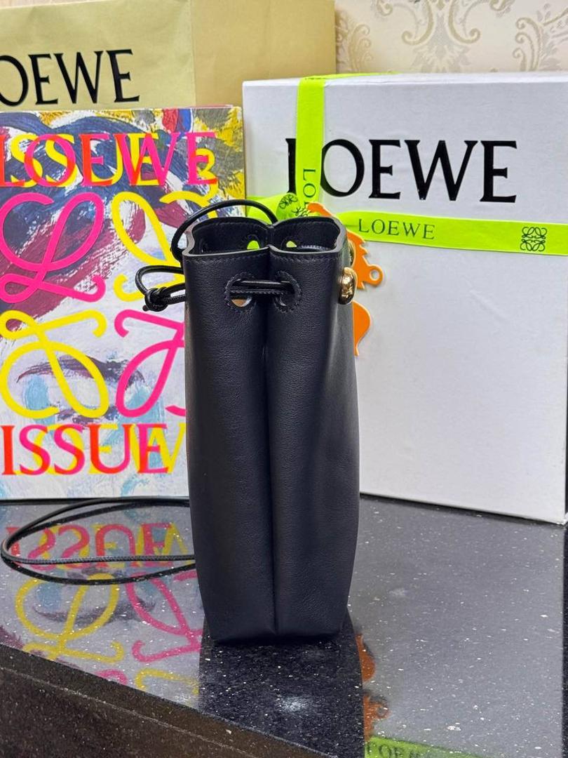 🎈（全钢）新款𝗣𝗲𝗯𝗯𝗹𝗲 𝗽𝗼𝘂𝗰𝗵手机包 ——【黑色到货💕】 尺寸：𝟮𝟭.𝟱-𝟭𝟳-𝟳𝗰𝗺 编码：652406 👉🏻采用进口纳帕小牛皮材质•包包手感超级舒服柔软•自重超轻。 👉🏻正面装饰两颗闪亮的𝗽𝗲𝗯𝗯𝗹𝗲配饰•精致可爱时髦•可调节肩带•腋下单肩斜跨皆🉑。 容量超大•可容纳5到6部手机•日常出行一个包就够啦😍