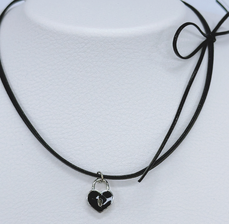 【 🗝️ 店主自留！時尚造型感Unlock🖤蝴蝶結綁繩連心形小配飾頸鏈🕶️📞 】 Bang Bang Ribbon Necklace(兩色入)
