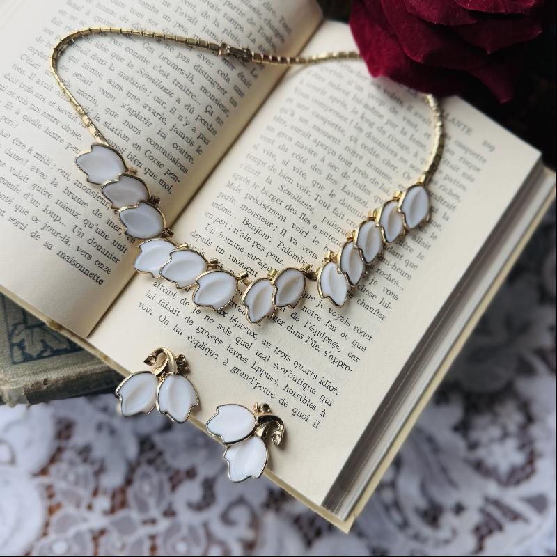 Rare! Crown Trifari 1951 Advert Piece Dogwood Milk Glass “Fashion Blossoms from the Garden of Jewels” series Necklace and Clip Earrings Set (MT2251)
