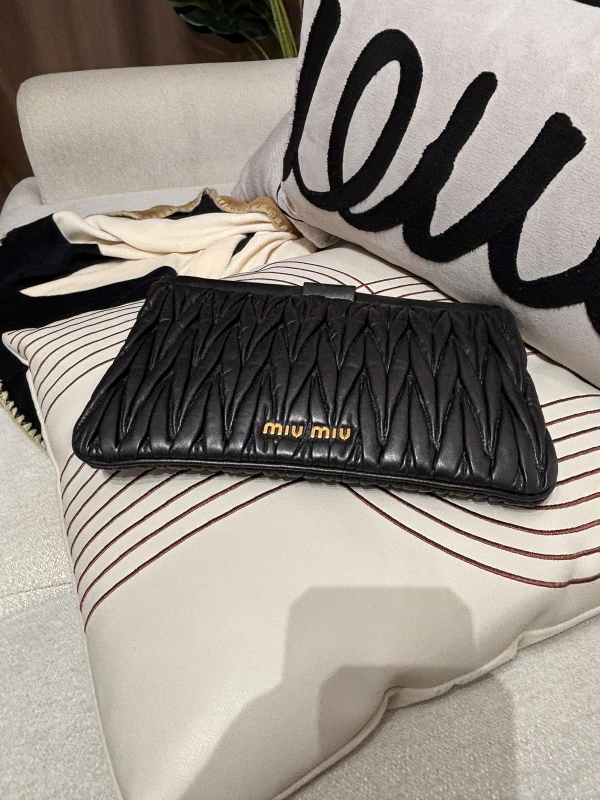 Miu Miu clutch bag 黑色金扣 100%Authentic ,95%new