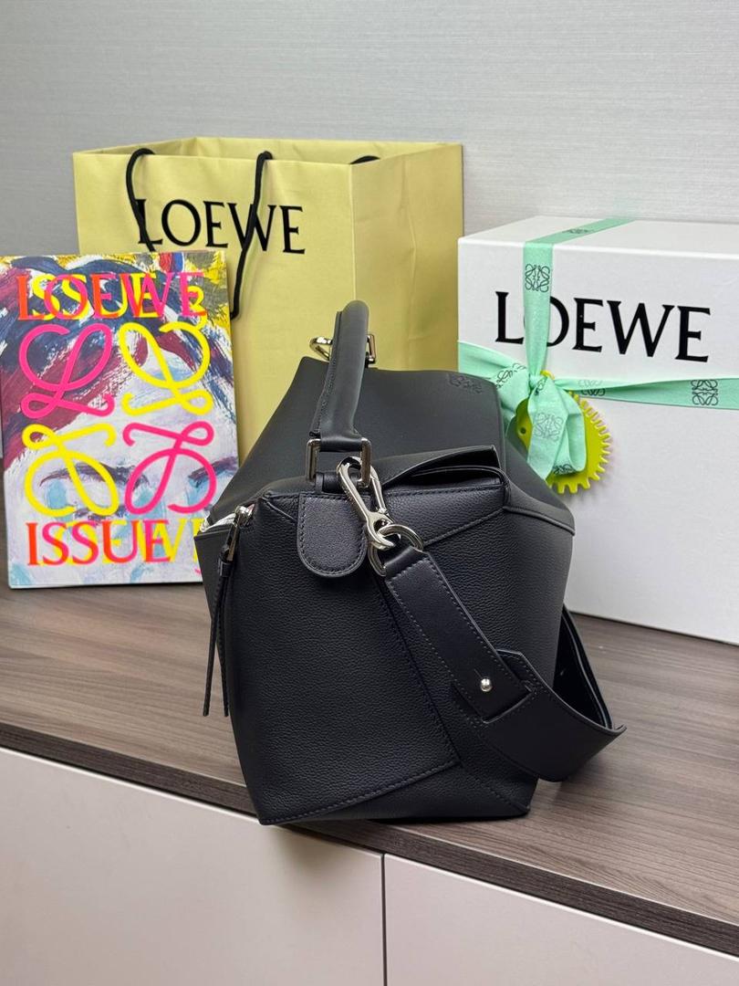 🎈大号𝘗𝘶𝘻𝘻𝘭𝘦 𝘌𝘥𝘨𝘦* ——【👉🏻黑色荔枝纹】 尺寸：𝟑𝟕-𝟏𝟗-𝟐𝟑𝐜𝐦 编码：260404 ❤️ 经典拼图系列，不规则立体几何设计，最具辨识度的立体廓形和几何美学，顶级进口机搭配德国沙菲线，独家定制五金，𝗬𝗞𝗞拉链拉头 ❤️容量超大，颜值高，四季百搭，日常出行通勤必备款