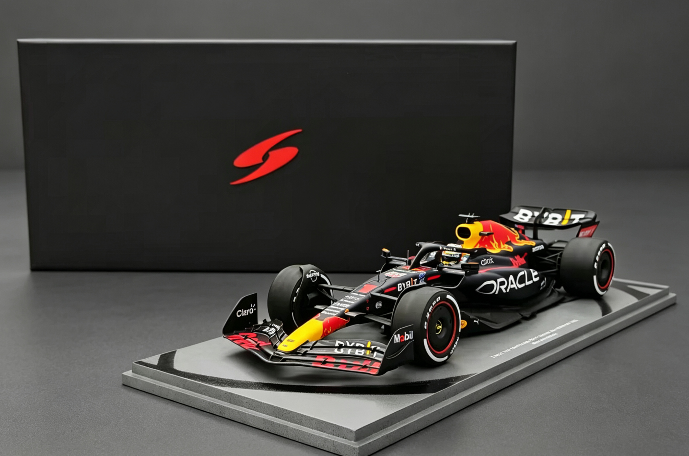 Spark 1/18 2022阿布扎比站 RB18 维斯塔潘F1 