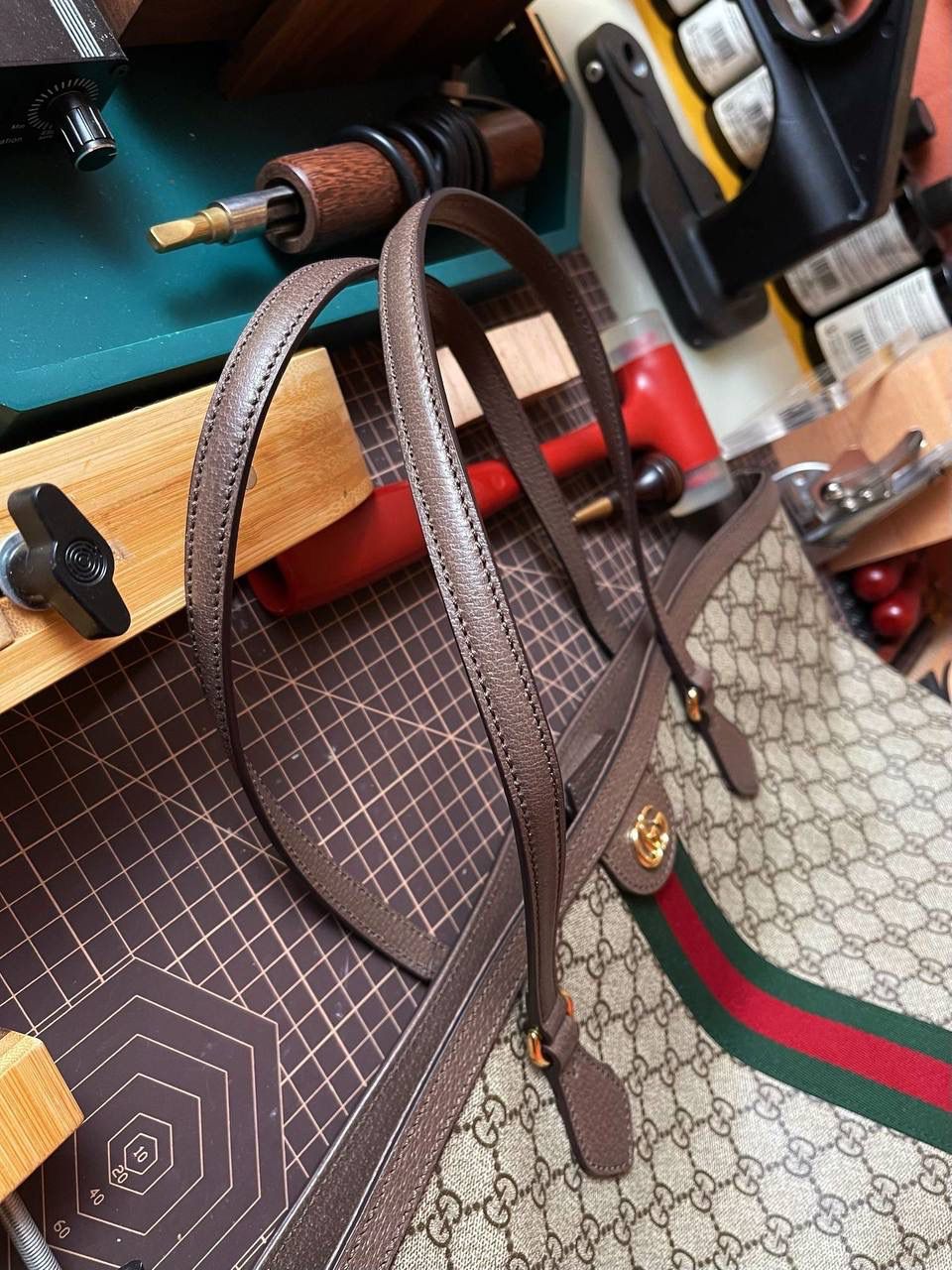 🔘ophidia系列中号gg购物袋（可自由出入专柜） 回顾近几年当红的购物袋不难发现多数都是以简约设计为主，简单但又百搭，ophidia系列的购物袋就能应变千变万化的时尚风格，利用红绿织带来点缀低调质感的外观，添加独特性及辨识度。包身皆是以柔软的正厂同源皮革制成，做工细节十分精致，不输zp，版型做工都经得起推敲，正厂超细纤维衬里麂皮，纤维结构紧密，不轻易起球，耐磨性强。我们超强工艺背景下满足的性价比能让更多宝宝毫无负担的拥有它，大容量的设计也能满足重视功能性的你们‼️ 尺寸：38x28x14cm 🔍款号：631685