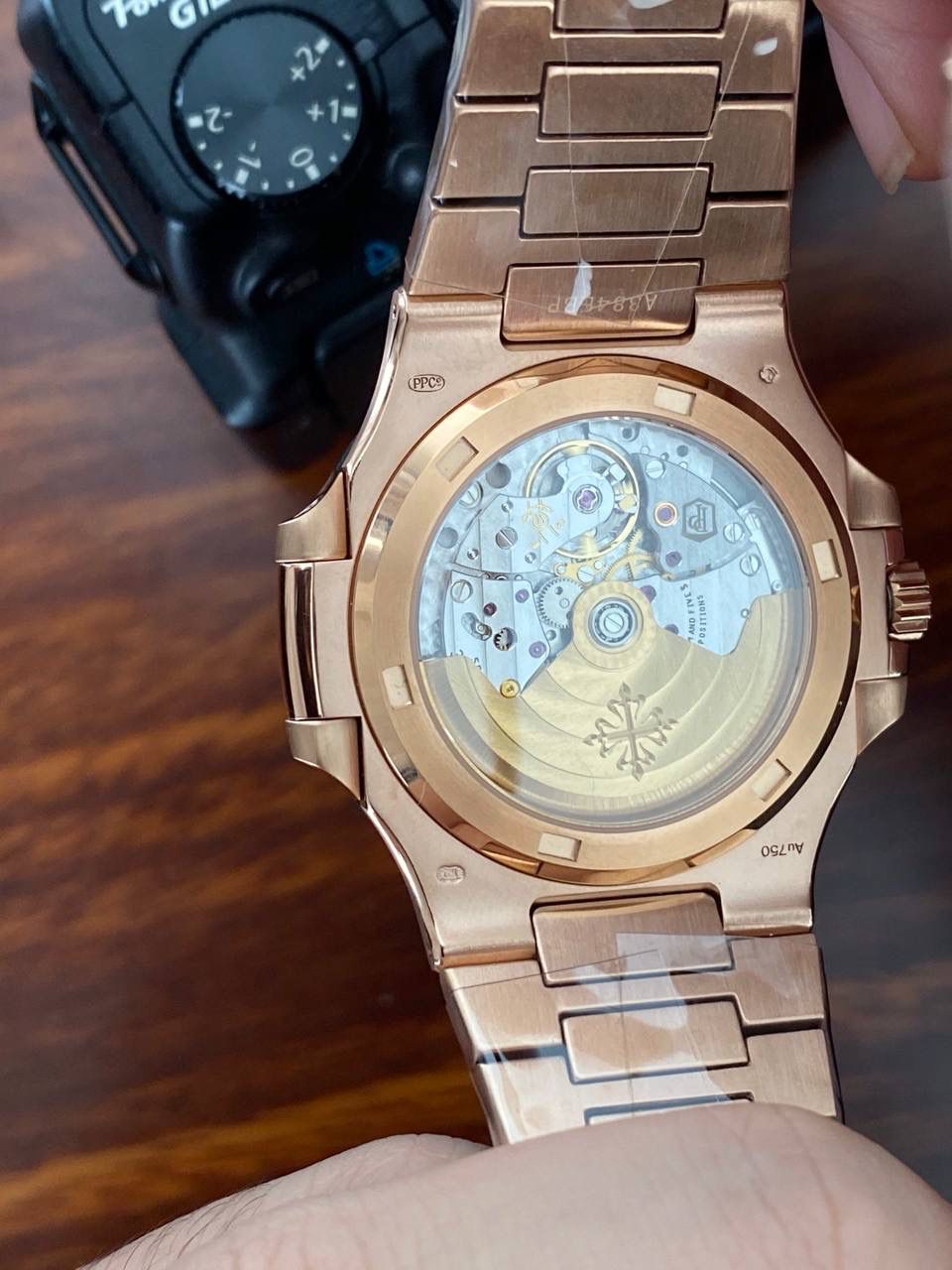 鹦鹉螺市场独家专用机芯，升级无噪音刻字版原版机芯🔥🔥 详细升级解读: 1.升级机芯全部精雕刻字，清晰不磨损，纹理做到极致。 2.升级自动陀片，采用瑞士超精密轴承，业界史无前例的安装陀片工艺。做到百分百降噪音。 3.原版机芯，无假夹版，无假摆轮，无假红宝石。WY-3k厂完整的复刻出3.3毫米的绝版高品质324SC机芯. 4..升级表盘刻度夜光超亮，而且整体做到和谐一致同步亮度。 5.鹦鹉螺经典蓝盘，目前改进与正品一致的颜色，秒杀其他工厂的表盘细节和做工。 6.日历窗口每一只手表做了水平正位，不出现偏斜遮挡。 7.把头调节档位顺畅度的多次调试，调试到最佳状态。使得升级版手雷调校时间和上链的手感畅顺 8.升级了整个手表厚度8.3毫米，完美实现全网最薄机械表，等同原装厚度。佩戴起来舒适无比。 9.重点强调324Sc机芯顺时针调日历，也就是由上往下调日历。注意辨析和正品一致。 10.调节时间的时候，拉表冠二挡。大秒针是不停止的。和正品也是一致。