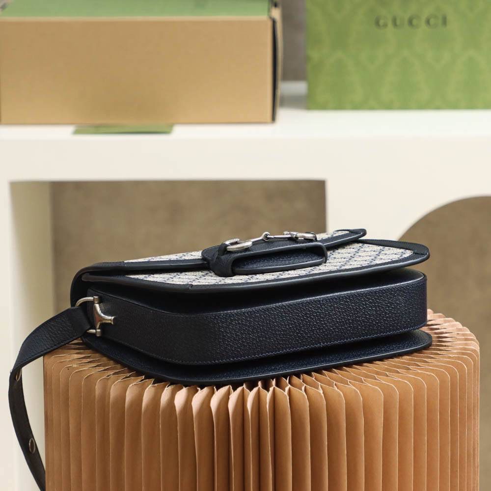 新配色𝟏𝟗𝟓𝟓 小号系列 #602204#原厂皮 YY# 🔷尺寸：25*18*8cm 超人气的𝑯𝒐𝒓𝒔𝒆𝒃𝒊𝒕马衔扣复古系列，这一季的新配色 米灰色搭配神秘蓝，把当红王炸款 马鞍包再次推上新的颜值高度。经典元素自带的复古路线，搭配上新配色， 不仅复古感十足，还时髦感十足， 简直就是复古与现代时尚的新碰撞💥一直被称为“必备单品”实力推荐这只新配色！颜值一眼深得人心！