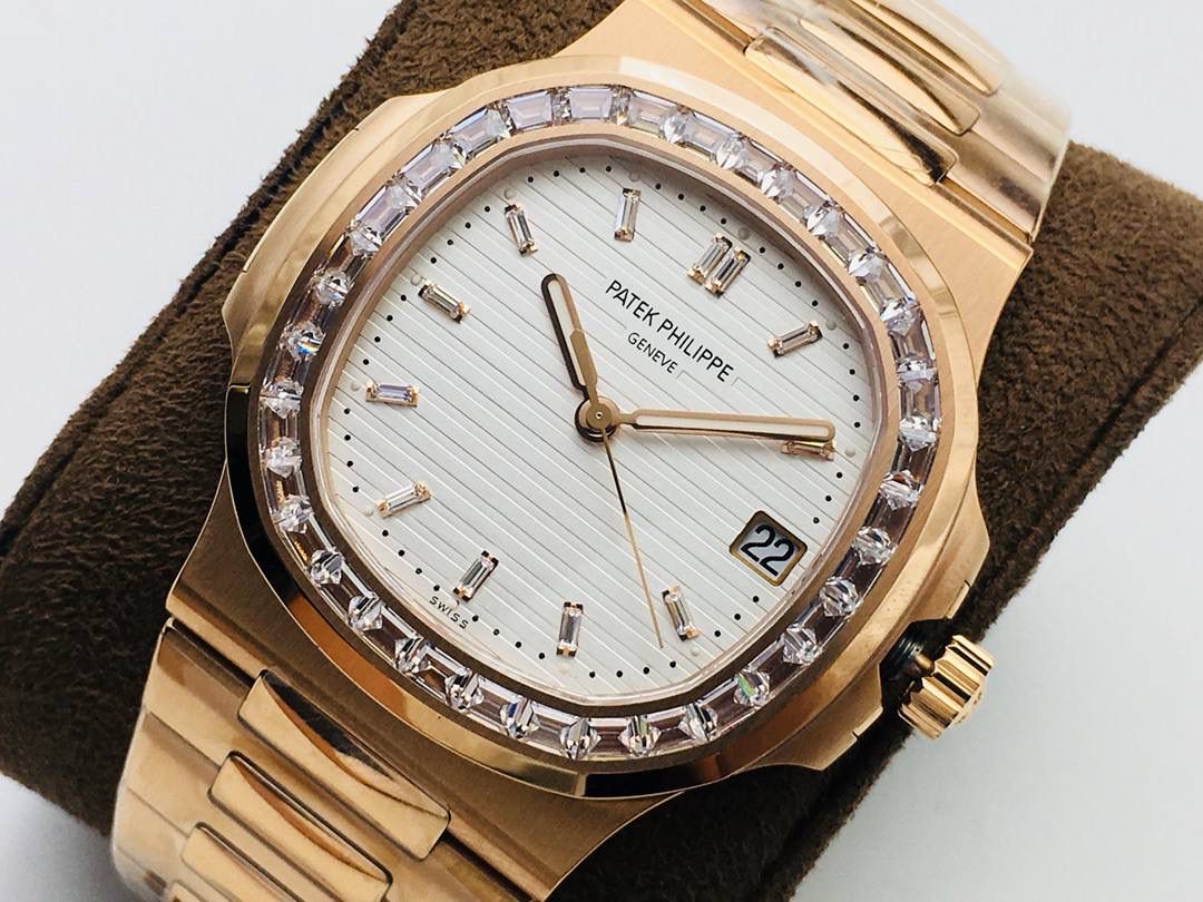 【PPF FactoryV4升级版强势来袭】百达 翡丽 璀璨方钻亮相了[色]第一款真正意义上的超级鹦鹉螺，震撼来袭！ 1⃣️全新修正的不锈钢表带，铰链部分根据真正的百达 翡丽鹦鹉螺不锈钢表带拆解开发，和正品一致的贴合效果，逆袭之前所有副本！ 2⃣️铰链开合角度和正品一致，锁毕声音和正品相同！ 3⃣️重点指出此次V4版的面盘在采用与真品一致的覆荧光涂层金质立体时标，特别突出的“蓝魅”面无限接近原版！ 4⃣️机芯方面是全新订制的修正版的一体芯Cal.324机芯，是目前唯一做到机芯的钢印与正品一样的雕刻工艺。 只有做到最好才配戴他去诗和远方！ PPF Factory 超级鹦鹉螺王中王！欢迎您的品鉴！