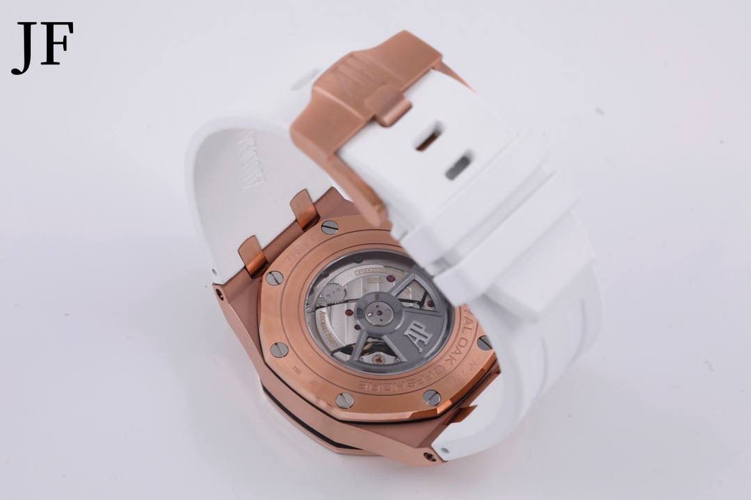 🚀品牌：AP 大熊猫🚀 系列：俗称金大熊猫 机芯：3126计时自动机械 材质：316精钢表壳 陶瓷圈 直径：42mm 皮带：橡胶表带 表扣：原装针扣 玻璃：蓝宝石水晶玻璃