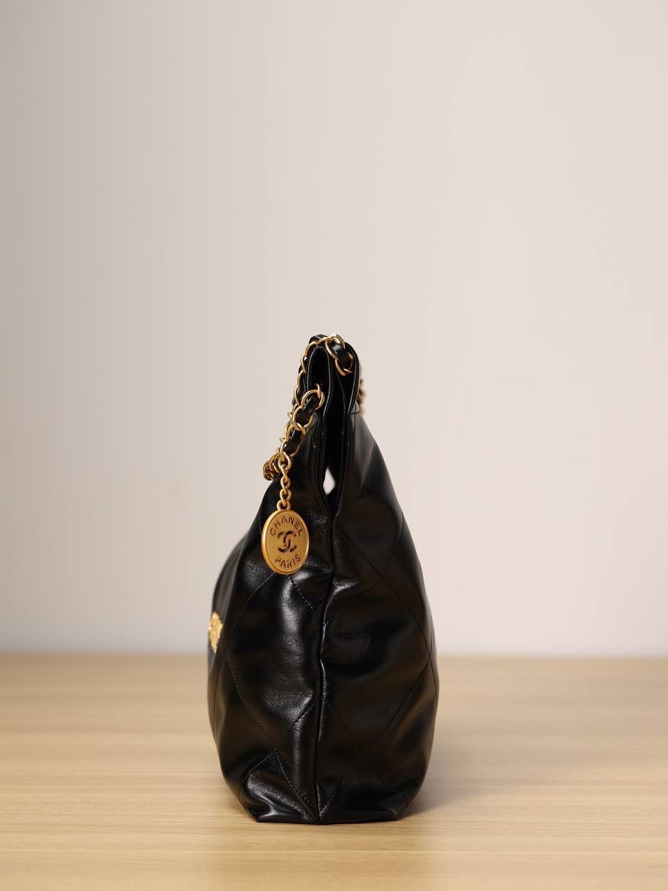 小香2022主打的爆款❤️ 22 bag已经火爆全网全球 我们简称“垃圾袋”，确实有点像垃圾袋 不过实用 我们只做渠道货 我们只做原厂皮独家渠道货 唯一对版的渠道货 22bag🤟🏻 尺寸：35 X 37 X 7cm