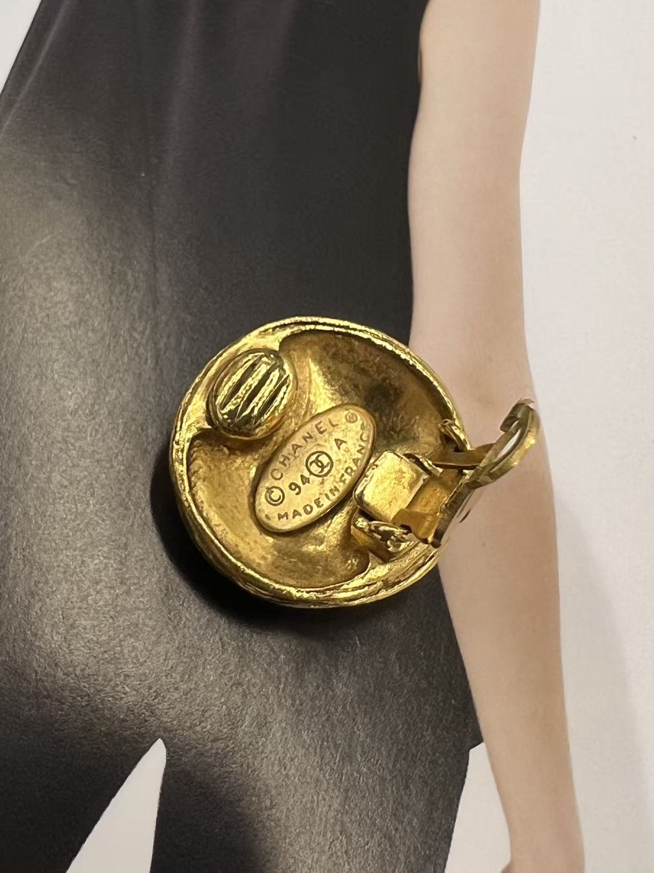 Chanel 復古經典Logo金色耳飾