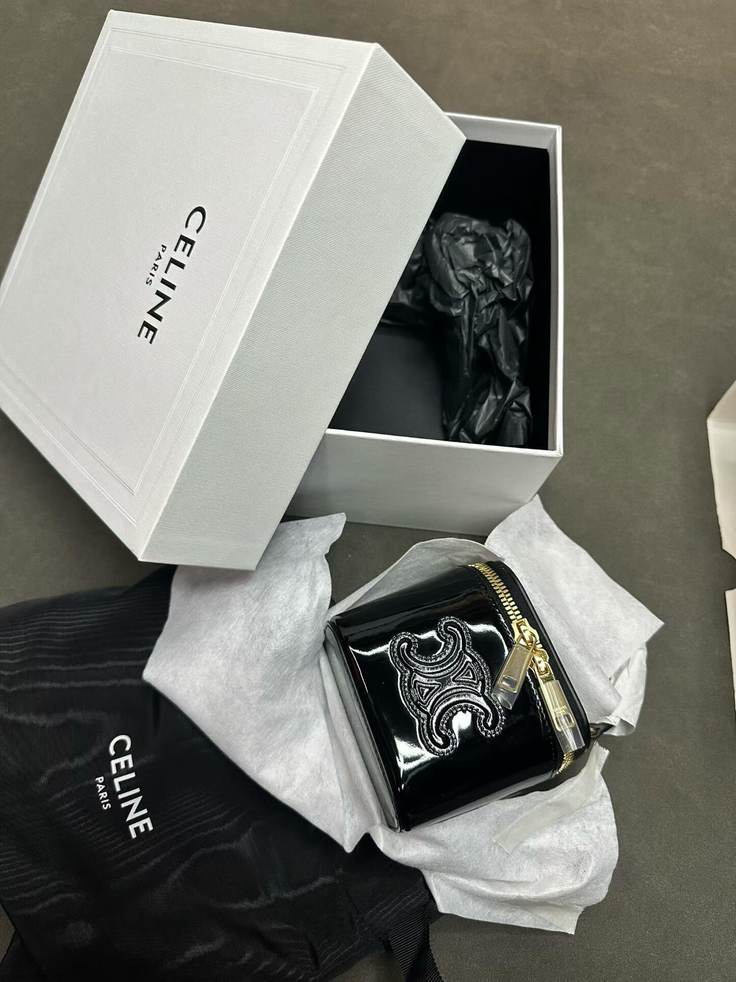 Celine triomphe mini vanity patent black 全新 特價 HKD 4800