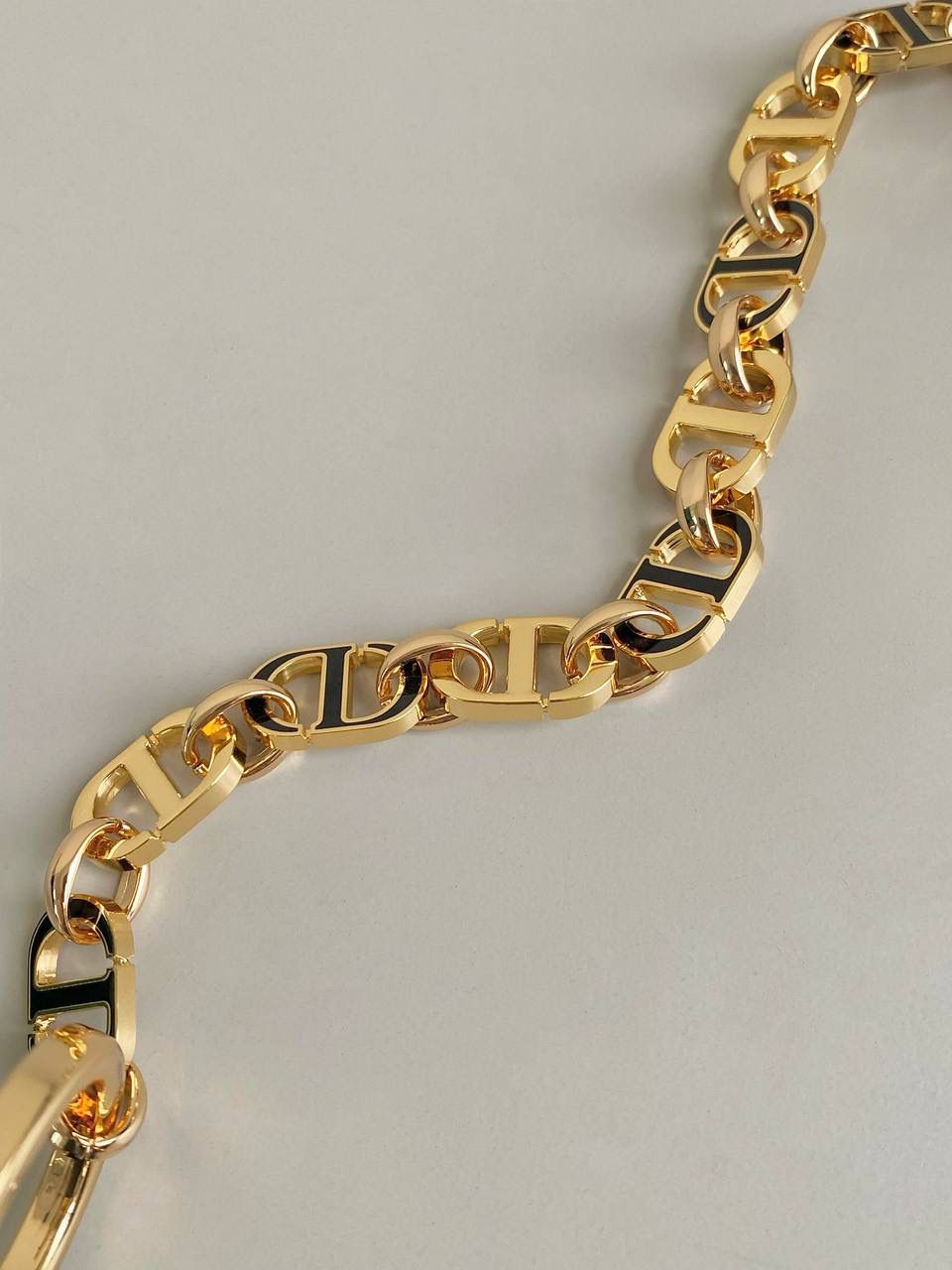 🈶𝗗𝗜𝗢𝗥 𝗟𝗼𝘂𝗻𝗴𝗲 腋下包 经典老花布料➕月牙包型，好好看 复古法式优雅感真是直接捏住我的命脉！ 链条珐琅扣金属衔接皮革，还能调节长度 冬天衣服穿多也完全不用担心会卡住腋下了 肩背多一分温柔，手拎潇洒自如，自重很轻 内容量日常物品放进去还有多余的空间 找不出一丝缺点来，越精简的款式反而背越久 26×15×5.5cm，#6225m