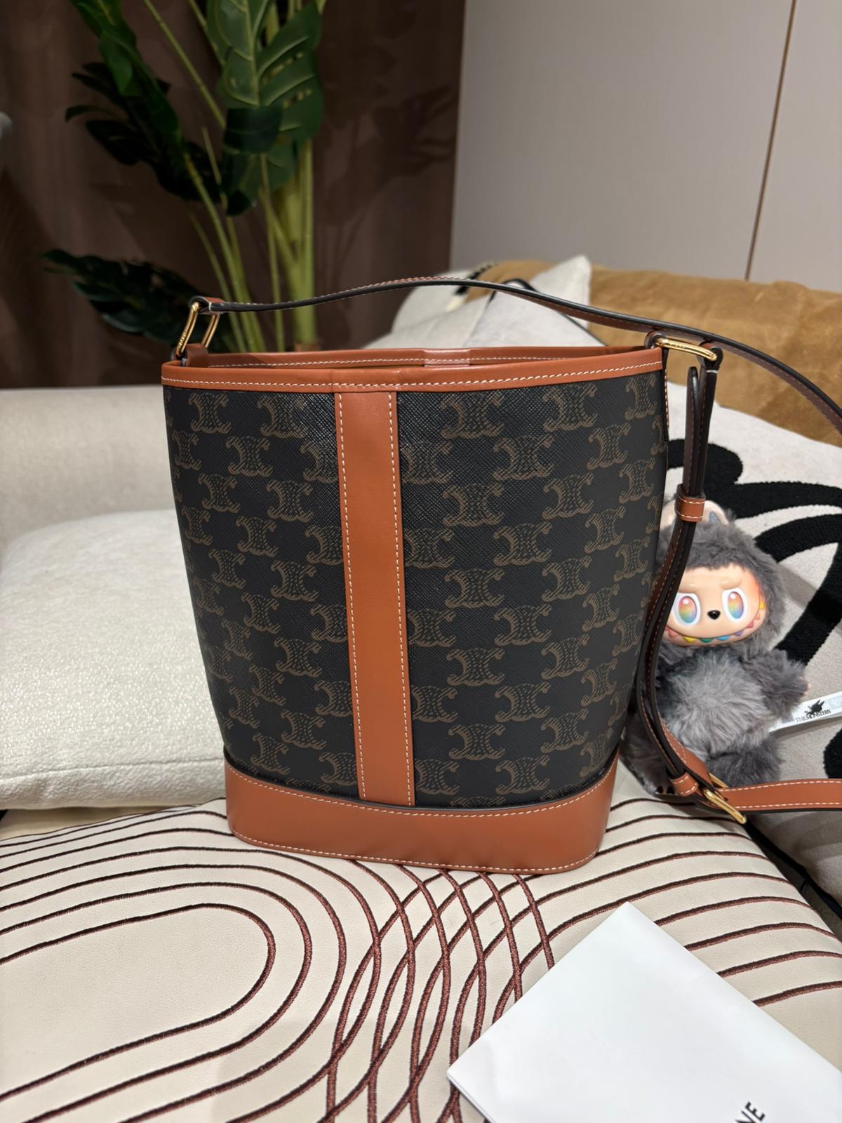 未使用品 CELINE SMALL BUCKET IN TRIOMPHE bag 100%Authentic, 未使用Unused ✅專門店收據 ✅塵袋 