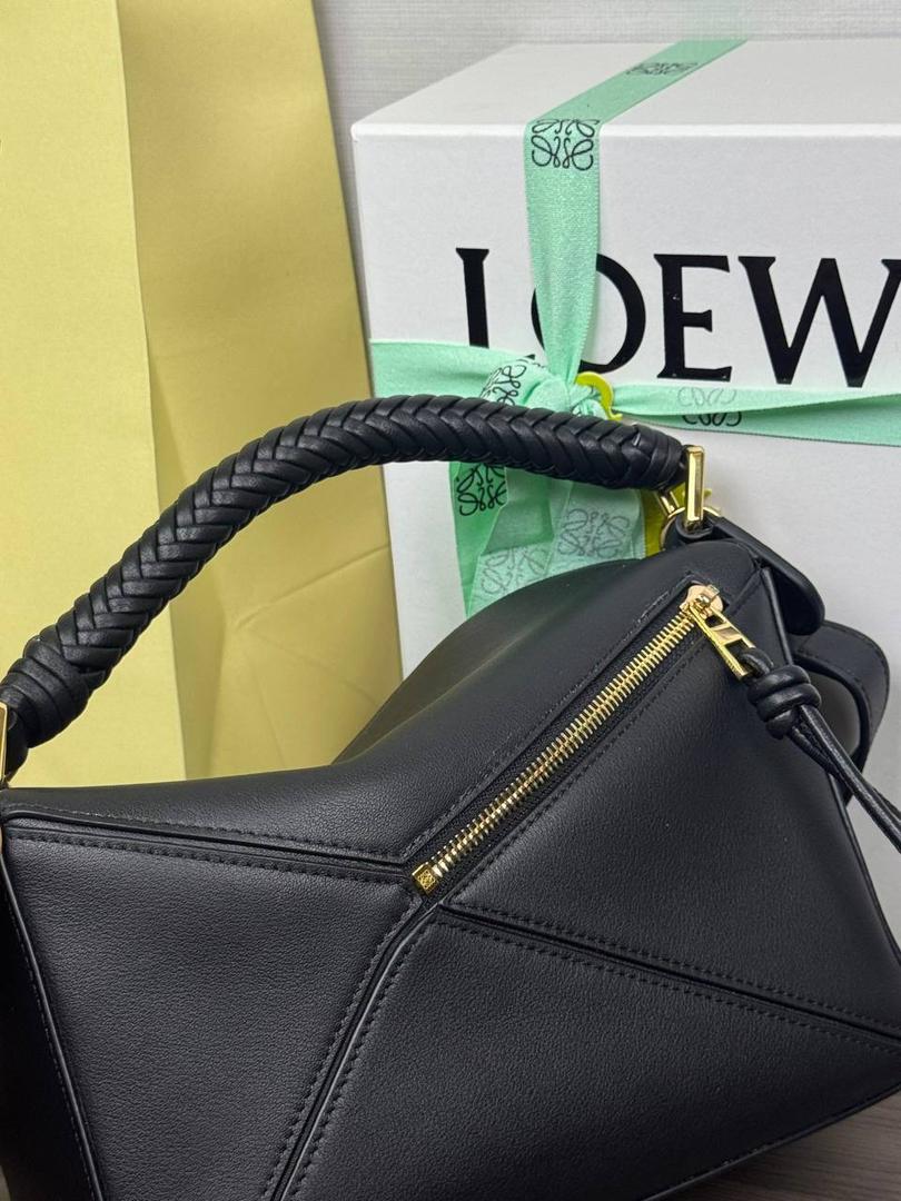 🎈最新编织手腕𝙋𝙪𝙯𝙯𝙡𝙚 ——【黑色】 尺寸：𝟐𝟒-𝟏𝟎.𝟓-𝟏𝟔.𝟓𝐜𝐦 编码：062405 【配全套礼盒】 ♥️以罗家经典几何设计，搭配独特的编织手腕，绒面内里。 ♥️容量大，经典百搭，可拆卸肩带，有单肩，斜挎，手提等多样化背法。随性时髦洒脱，实用性强。 ♥️独家背景➕独家品质➕独家全套砖柜礼盒套装，市场高端品质皆在我手✌🏻