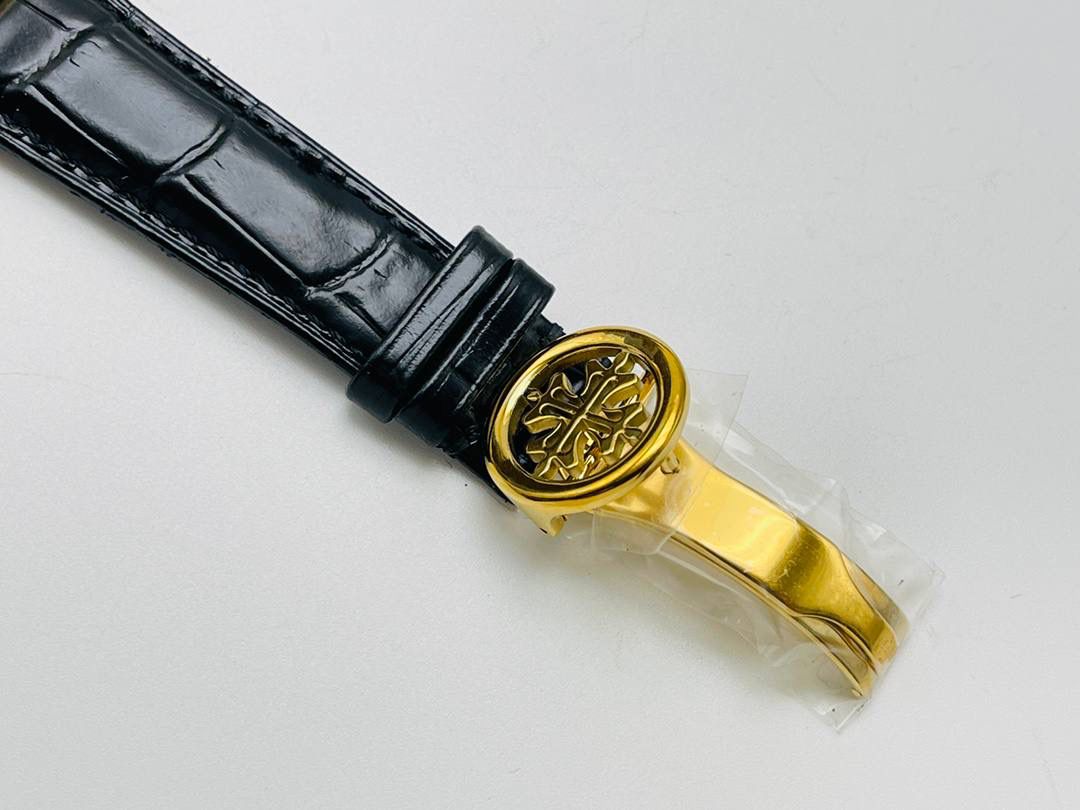 经典再续 百达翡丽古典表系列——5296-001．铂金V4升级版🤩😍细节方面： 1⃣️全新904L打造整体壳套，完善表壳细节，提升打磨质量，独家还原出正品的完美比例和特有质感。日历窗口改大小与正品一致，而非普通正常窗口！ 2⃣️刻度，指针采用最新的贵金属电镀技术加持，效果更佳出彩！ 3⃣️“锅盖型”微凸蓝宝表镜，版型与正品一致，效果通透，辨时清晰。 4⃣️【引领一体机时代】采用定制版Cal.9015改324机芯，超薄稳定性强！ 5⃣️【表带】经典意大利小牛皮表带，纹路清晰，质感上乘。针式表扣打磨齐整光亮，通用原装无压力。