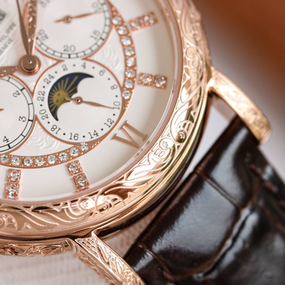 复古。精湛的工艺！ 年度最佳典藏之作——百达翡丽古典超级复杂多功能 万年历功能腕表 团队历时两年多精心设计，不计成本，敢为人先，力求完美，克服重重难关，突破多层技术瓶颈，机芯型号为CH 29-535 升级版，质量稳定！表盘6点位置是月相显示和日期分拨。所有的万年历标志都很好，一眼就能读懂。内里搭置了仿324 S Q 自动上链机芯，是 324 自动上条传奇机芯的精装版本。【表带】经典意大利小牛皮表带，纹路清晰，质感好。搭配圈市面最顶级的百达翡丽灯笼表扣，通用原装无压力。 优雅的Calatrava雕花表壳极具个性，42毫米的表径适配大众男性手寸，与专柜一致，非常商务可亦休闲。