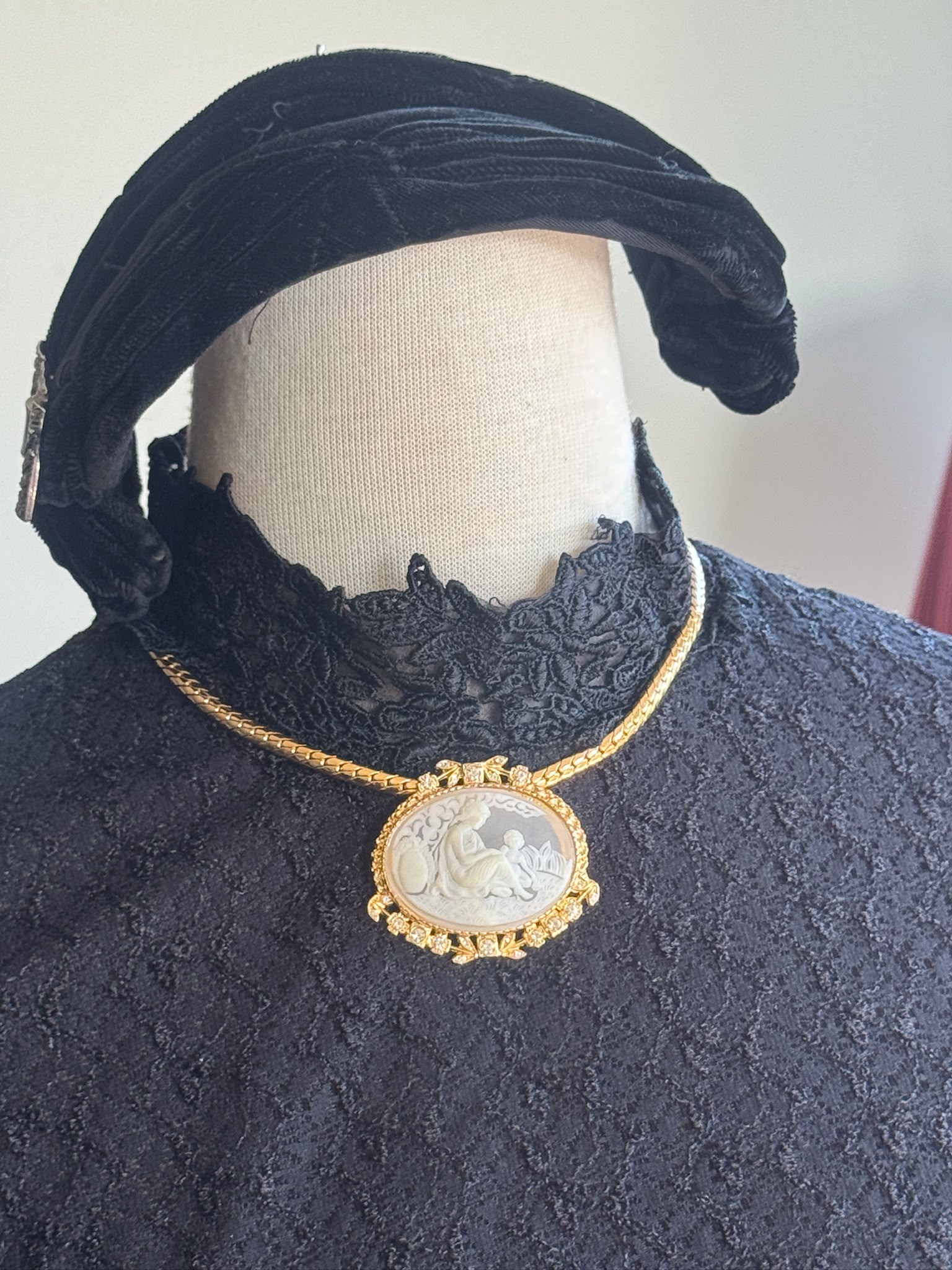 C.a. 1970s Neoclassical Snowy Resin Bas-Relief Cameo Princess Necklace (MT2266)
