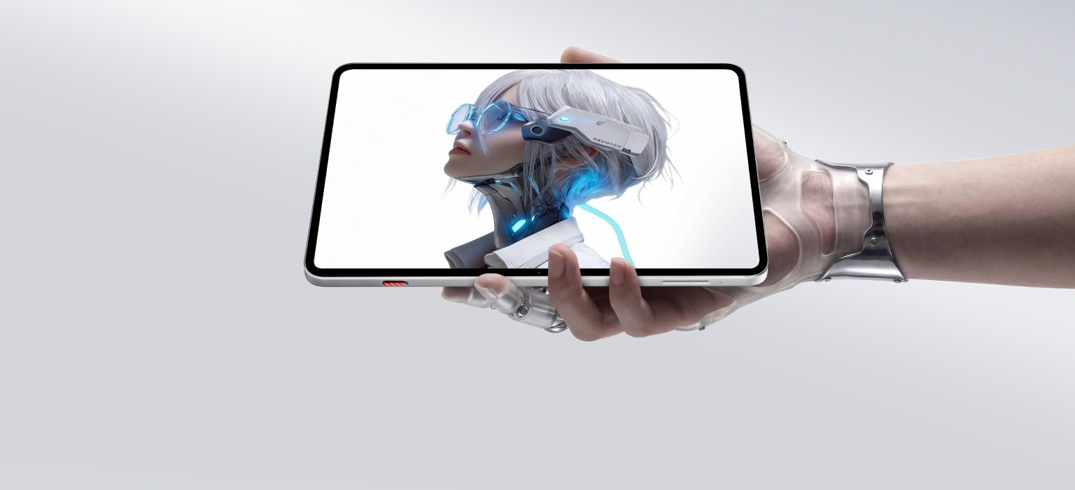 9.06 吋 2.4K OLED 與 185Hz Display