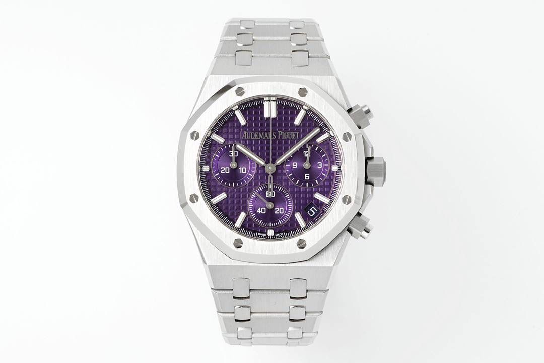 🚀新品爱彼皇家橡树系列26240系列，是一款41毫米精钢自动上链计时码表，搭载APS开发自研Calibre 4401一体机芯，具备飞返计时、小时/分钟/小秒显示及日期功能。其标志性八角形表圈配以八颗六角螺丝，搭配“Grande Tapisserie”大型格纹表盘，层次感鲜明。一体式精钢表链延续了1972年首款皇家橡树的经典设计，兼具运动与优雅。全新开发一体机芯采用导柱轮与垂直离合结构，振频28,800次/小时，与原版完全一致，动力储存约70小时，防水深度50米。AP融合高级制表工艺与前卫美学，是奢华运动腕表的典范之作。💯🔥🔥