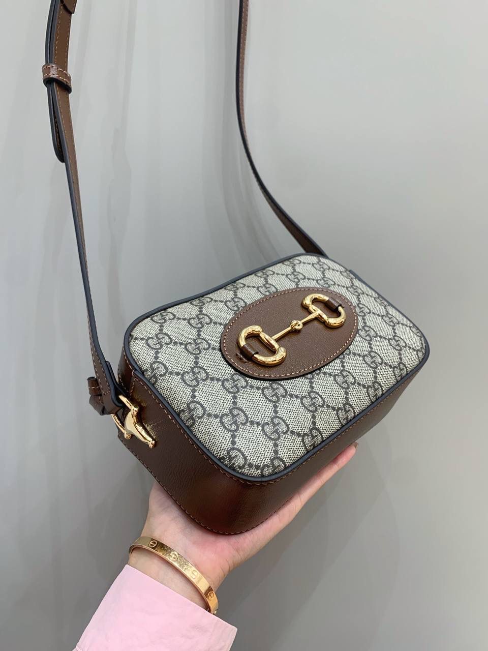 新背景实拍正品级 。Gucc1 horsebit 吐司包🍞 （顶级原皮) 啊啊啊啊啊！！超级无敌大爆款！ 这应该就是我心目中的白月光， 实物是那种看到不需要犹豫马上就会买的， 相机包很多款，目前为止这个是我心目中的to 马衔扣元素和这个面料一直是我最爱的搭配设计 只是没有想到做成相机包可以这么可爱有趣 简简单单的造型却如此耐看且有那么一点高级感 跟其他相机包完全不一样！！反正这个我一拿到我就很爱很爱很爱！🤩这个你们都可以入，必定会成为经典款！ 型号760196；尺寸20/13/6cm