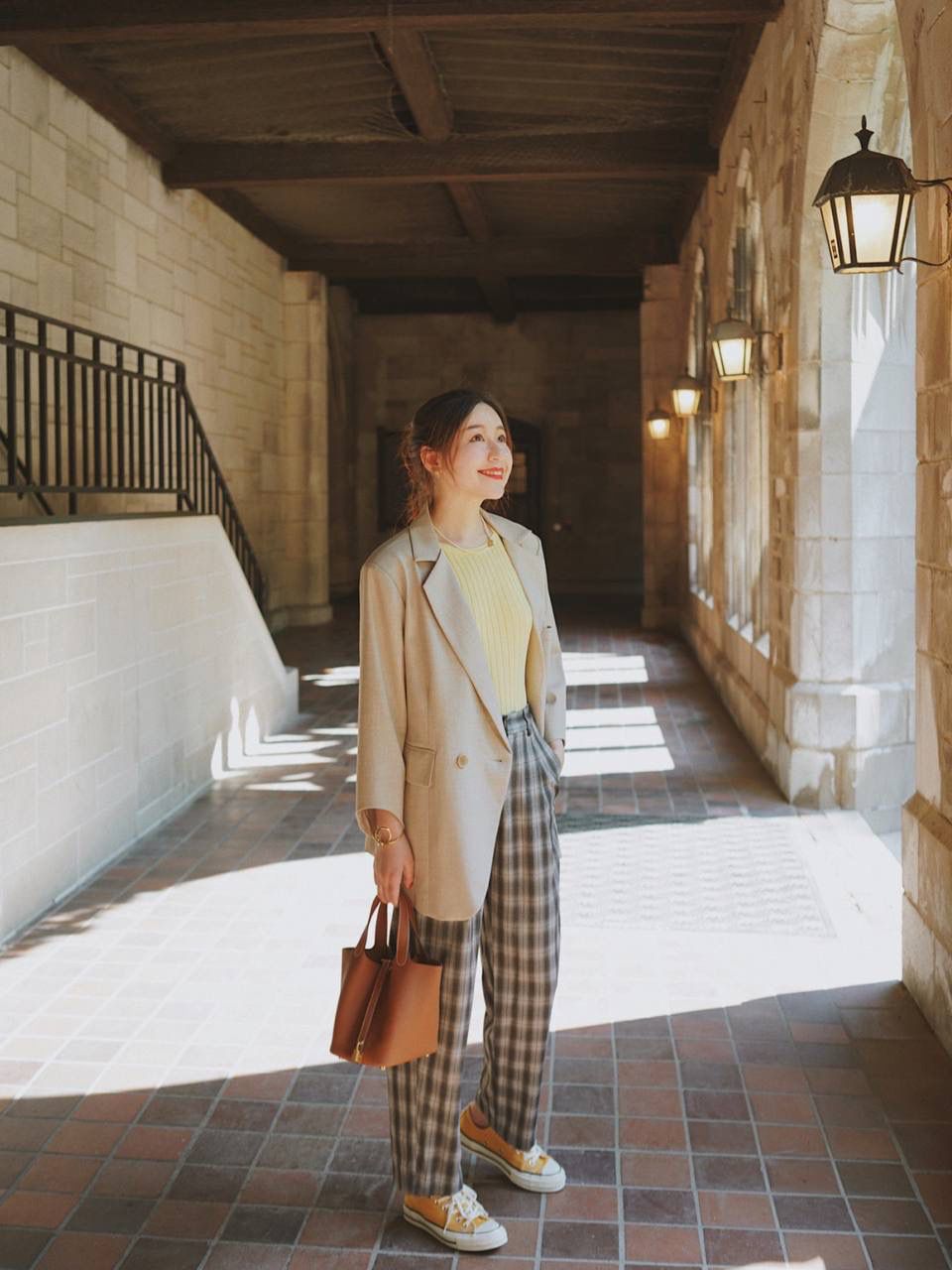 H菜篮子🧺✨ 金棕18cm银扣 独家渠道货！独家背景！高清实拍图！ 每个细节可放大看，全网天花板级别的菜篮子，独一无二的过验产品，每个细节都是对版的！ 纯手工制作、细工慢活、工匠精神雕刻的艺术精品！零售后，包满意！奢侈品中的精品之作！💯 尺寸：18 X 19 X 13.5cm