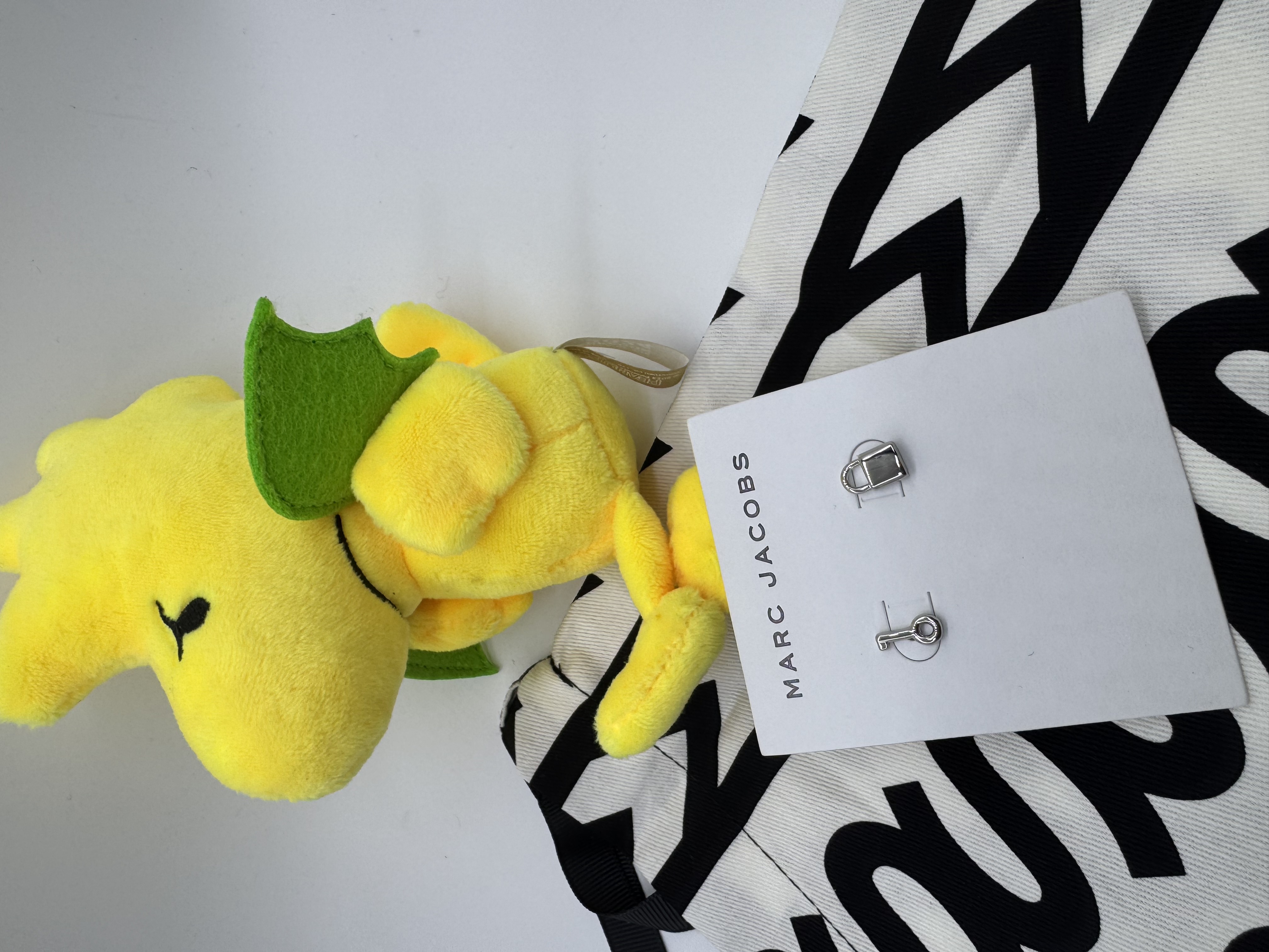 ✈️🇺🇸🇨🇦簡約又特色設計嘅Marc  Jacobs outlet 🔓鎖＆鎖匙🔑耳環現貨🤩🤩