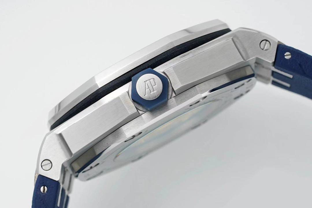 IPF打造经典——爱彼15710潜水之王！3120一体机芯，打造内在外在最强复刻 1.表壳采用多次打磨，只为了棱角数据吻合，材质触摸感觉一致； 2.最强机芯夹板打磨，特调色18K玫瑰金自动托颜色； 3.最人性化的可松动头粒缓冲区域，确保吻合原装设计； 4.最立体和最工整的盘面“饼干纹理”保证和正品一模一样： 5.最持久的夜光和对的最齐的内应刻度，IPF直击重点。 6.采用原装一致的装配结构，做到细微一致！ 7.最接近原装的指针，切面锋利整齐无毛刺； 8.最接近原装日历放大镜，通透性市面最强； 9.最强蓝宝镜面通透感官，并镀有防眩晕增透镀膜； 最最主要的机芯：采用一体AP.CAL.3120机芯，功能稳定，动力储存原装一致的41小时，外观一致！潜水之王，重新归来！