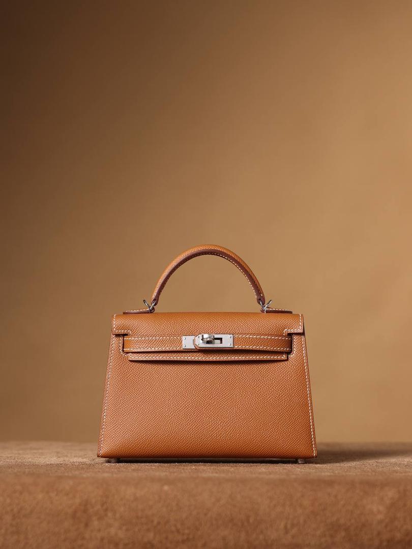 HERMES 爱马仕 Mini Kelly 二代👜✨ Mini Kelly 二代 金棕银扣 高清实拍图 尺寸：19*12*6cm Hermès爱马仕是世界著名的奢侈品品牌，1837年由Thierry Hermès创立于法国巴黎。 爱马仕早年以制造高级马具起家，迄今已有180年的悠久历史。 其整个品牌从整体到细节以及专卖店，都弥漫着浓郁的以马文化为中心的深厚底蕴🎀