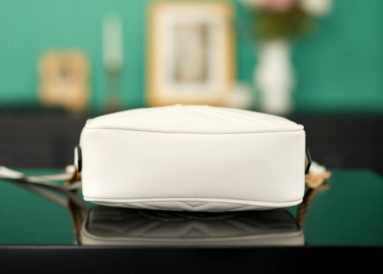 👜🔥Marmont系列绗缝迷你相机包 白色 18cm （原厂皮 全铜五金） 正品售价¥12.000 独家原厂皮发售 限量级别 白色真的好温柔 经典百搭不挑人 自重很轻 链条搭配皮革的肩带不怕溜肩 毫不夸张说 绝对是日常用出场率最高的包 官方款号 448065 尺寸迷你：18x12x6cm 小号：24x13x7cm