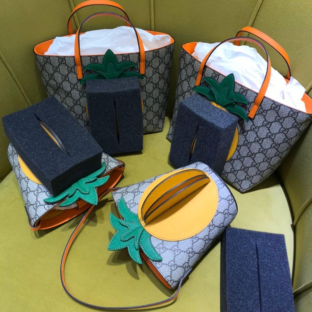 🔥𝙂𝙪𝙘𝙘𝙞原厂菠萝包 这款儿童菠萝包依旧很火，高颜值的搭配，很多小姐姐看到它都是毫无抵抗力～敲可爱！ 小菠萝：580850 尺寸：10*20*16cm