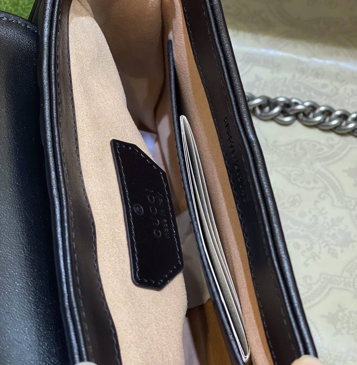 ✈️✈️✈️🔥𝙈𝙖𝙧𝙢𝙤𝙣𝙩 菱格原厂皮# ▫️型号583571 ▫️尺寸 21*15.5*8cm G家新款系竖菱格主题，焕新演绎经典造型，选用原厂牛皮材质，饰带银灰色双G，可拆卸金属链肩带设计，可令手提包轻松转换成肩背包，打造多种携带选择。