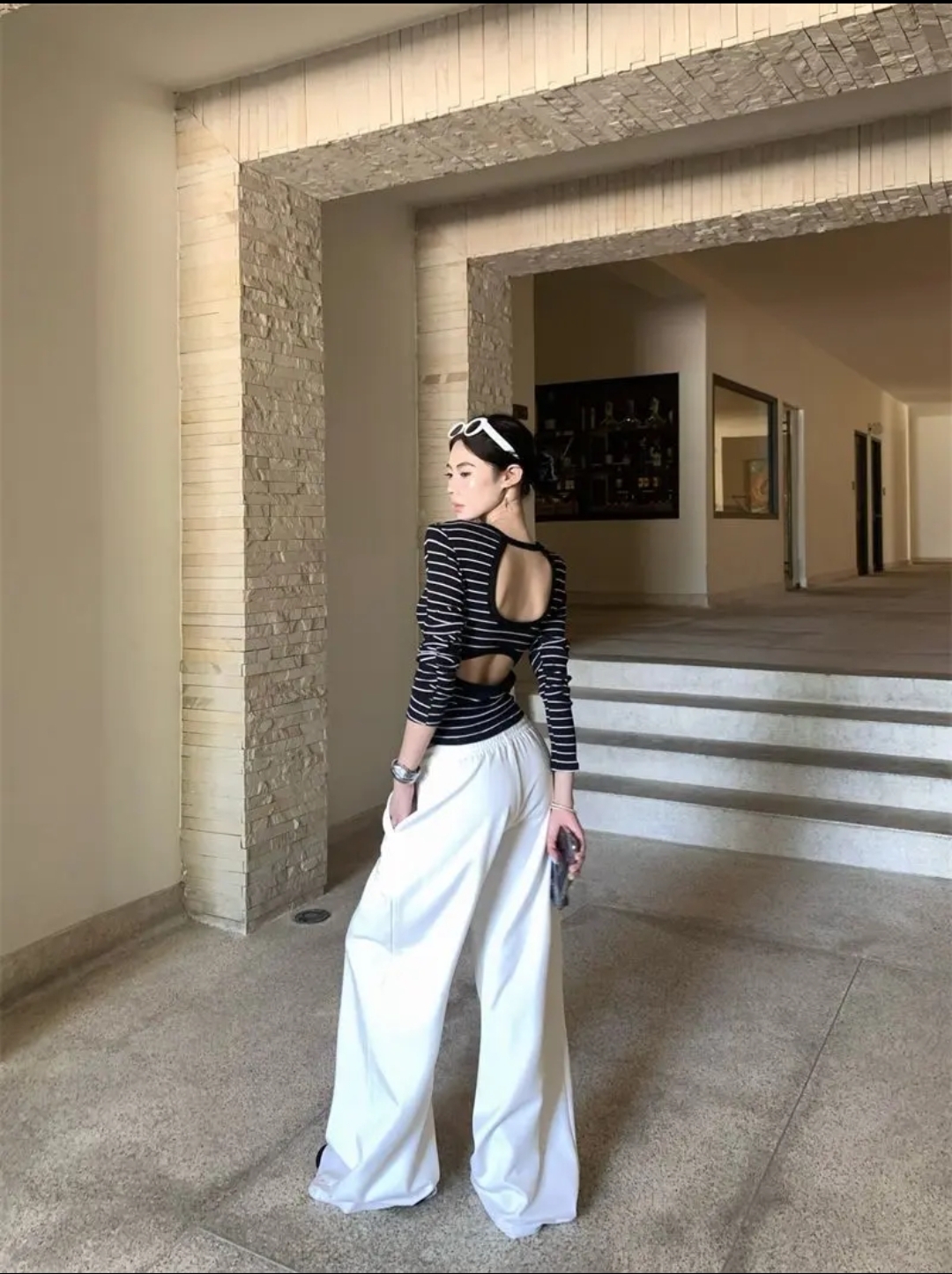 Back Double Cut-Out Striped Slim-Fit Long Sleeve Top ‖ 背部双镂空条纹修身长袖上衣 KR013138903