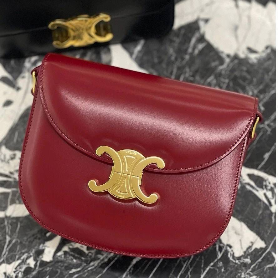 🔥大货实拍图 𝗖𝗘𝗟𝗜𝗡𝗘 ♥ 𝗧𝗘𝗘𝗡 𝗕𝗘𝗦𝗔𝗖𝗘肩带马鞍 型号：110413 尺寸：18.5*16*6cm 洋红色气场全开！红金配色太好看啦！快年底了，需要婚包，生日礼物、圣诞节、新年、本命年等等找红色包包的小伙伴千万不要错过哦！