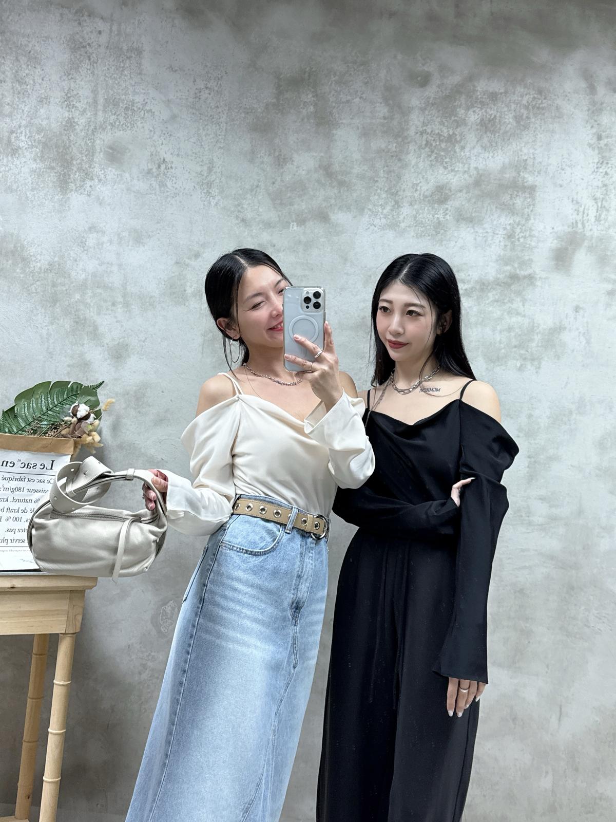 E09 滑料一字領Top