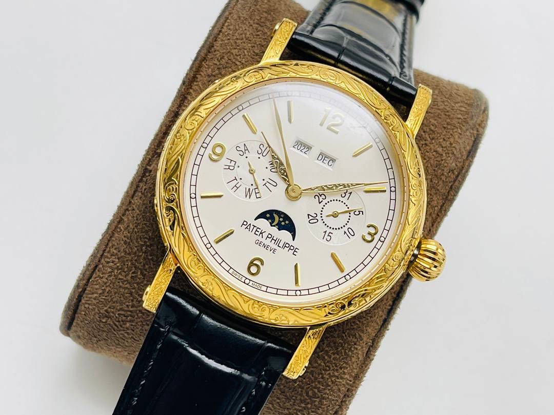 经典再续 百达翡丽古典表系列——5296-001．铂金V4升级版🤩😍细节方面： 1⃣️全新904L打造整体壳套，完善表壳细节，提升打磨质量，独家还原出正品的完美比例和特有质感。日历窗口改大小与正品一致，而非普通正常窗口！ 2⃣️刻度，指针采用最新的贵金属电镀技术加持，效果更佳出彩！ 3⃣️“锅盖型”微凸蓝宝表镜，版型与正品一致，效果通透，辨时清晰。 4⃣️【引领一体机时代】采用定制版Cal.9015改324机芯，超薄稳定性强！ 5⃣️【表带】经典意大利小牛皮表带，纹路清晰，质感上乘。针式表扣打磨齐整光亮，通用原装无压力。