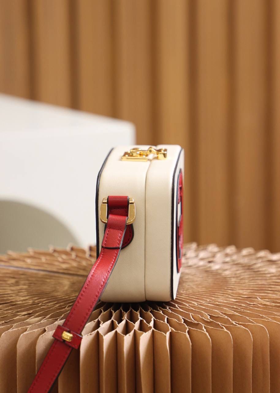 ▪️ 𝙂𝙂盒子包 高级感撞色设计#658230#▪️ ✔️尺寸：17*10*5.5cm 小古新品𝙂𝙂撞色设计盒子包， 这一届的新品太让人眼前一亮了， 撞色的设计搭配盒子包造型， 自带可爱少女气息，竟然附带一丝复古元素！ 盒子包造型搭配经典的𝙋𝙖𝙙𝙡𝙤𝙘𝙠系列锁扣， 可爱的元素搭配经典的搭配融合得恰好！🌈 爱了，双𝙂增添了当代时尚格调！