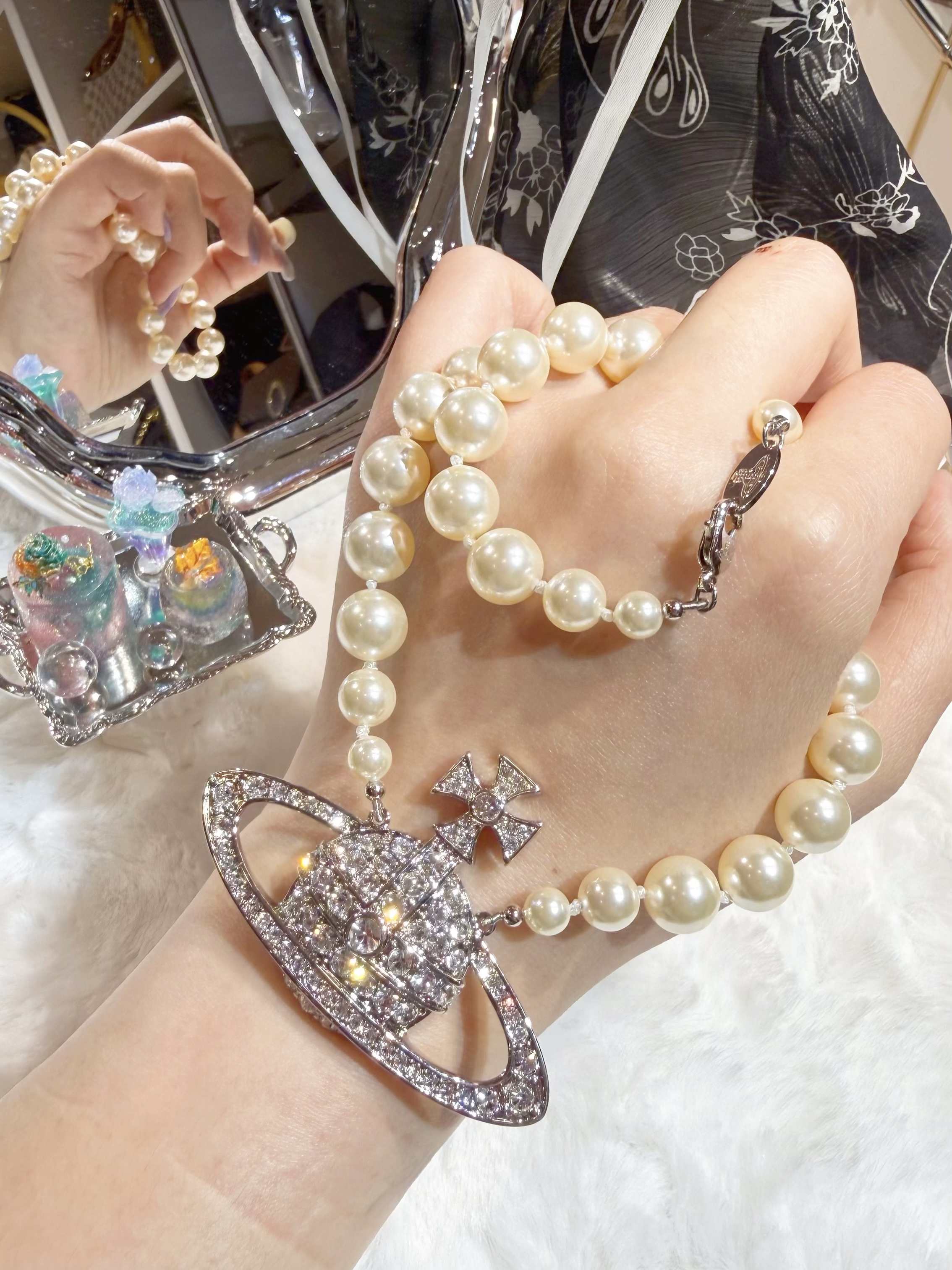 VW Man Bas relief pearl necklace S