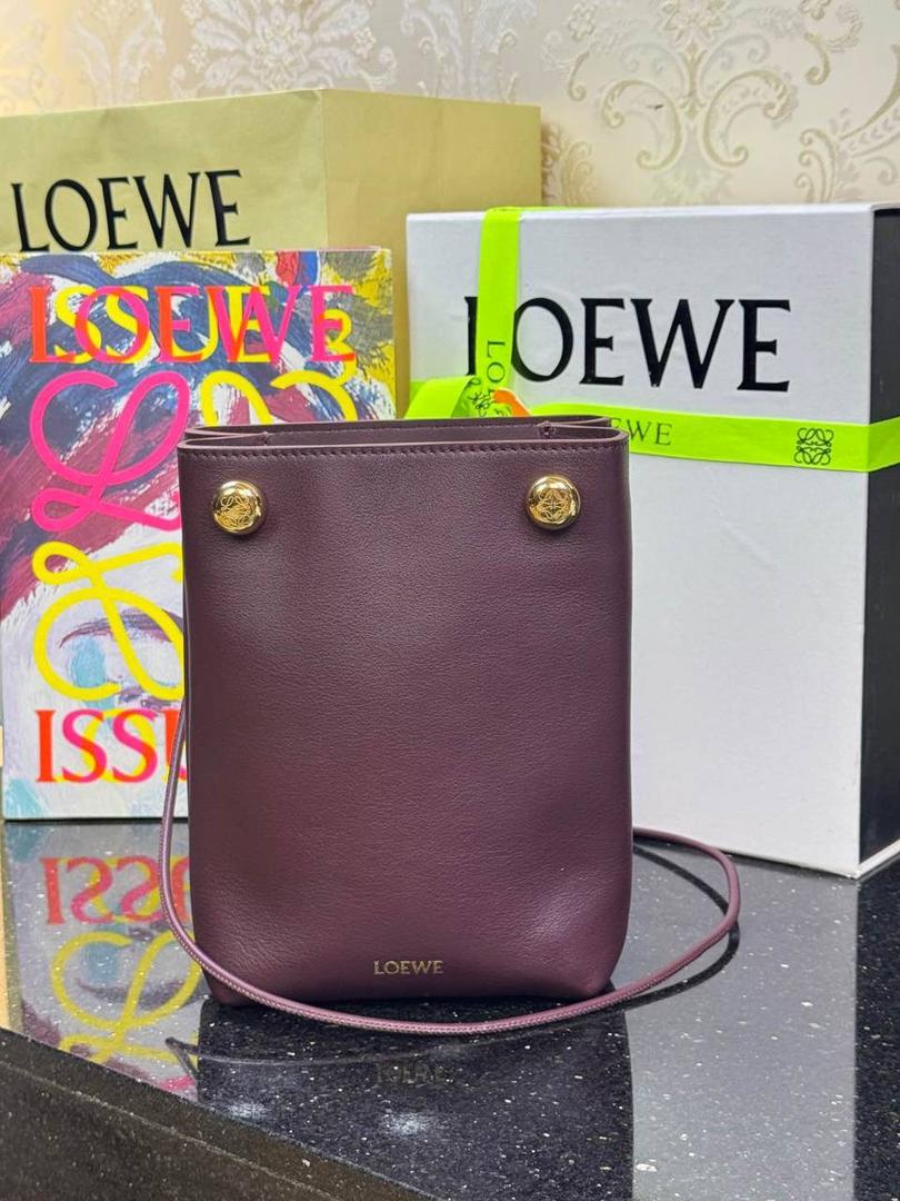 全新𝗣𝗲𝗯𝗯𝗹𝗲手机包4️⃣色到货💕 【市场最顶级品质•全钢五金♥️】 尺寸：𝟮𝟭.𝟱-𝟭𝟳-𝟳𝗰𝗺 编码：652406 【独家背景➕独家品质➕独家包装•给你最好的品质】