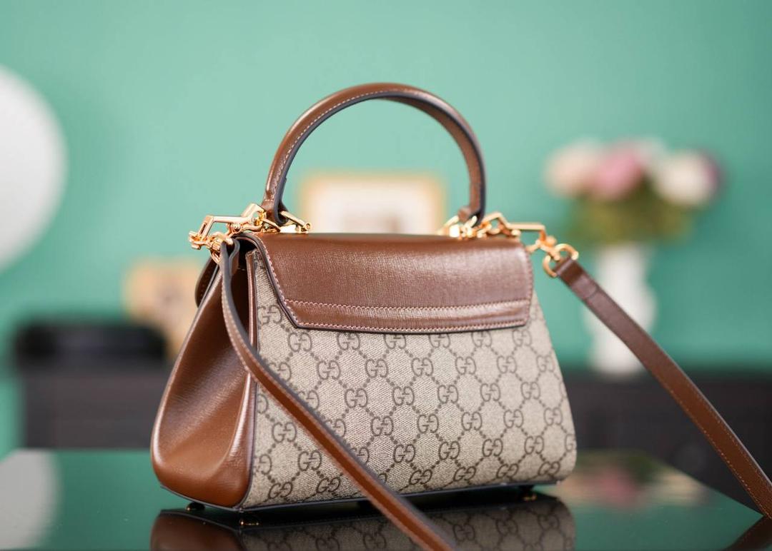 🥯GG Horsebit 1955系列迷你手袋 棕色22cm 正品售价¥23.000 𝑯𝒐𝒓𝒔𝒆𝒃𝒊𝒕系列的浓郁复古气息， 𝐌𝐢𝐧𝐢尺寸显得更加精致小巧别致， 继续采用1955经典棕色原厂皮，除了包身的手提设计，另外配有两个不同风格的肩带，三种不同背法，小巧圆润的包型非常适合亚洲女性，继马鞍包之后的又一个大爆款~ 官方款号 703848 尺寸：22x16x10.5cm