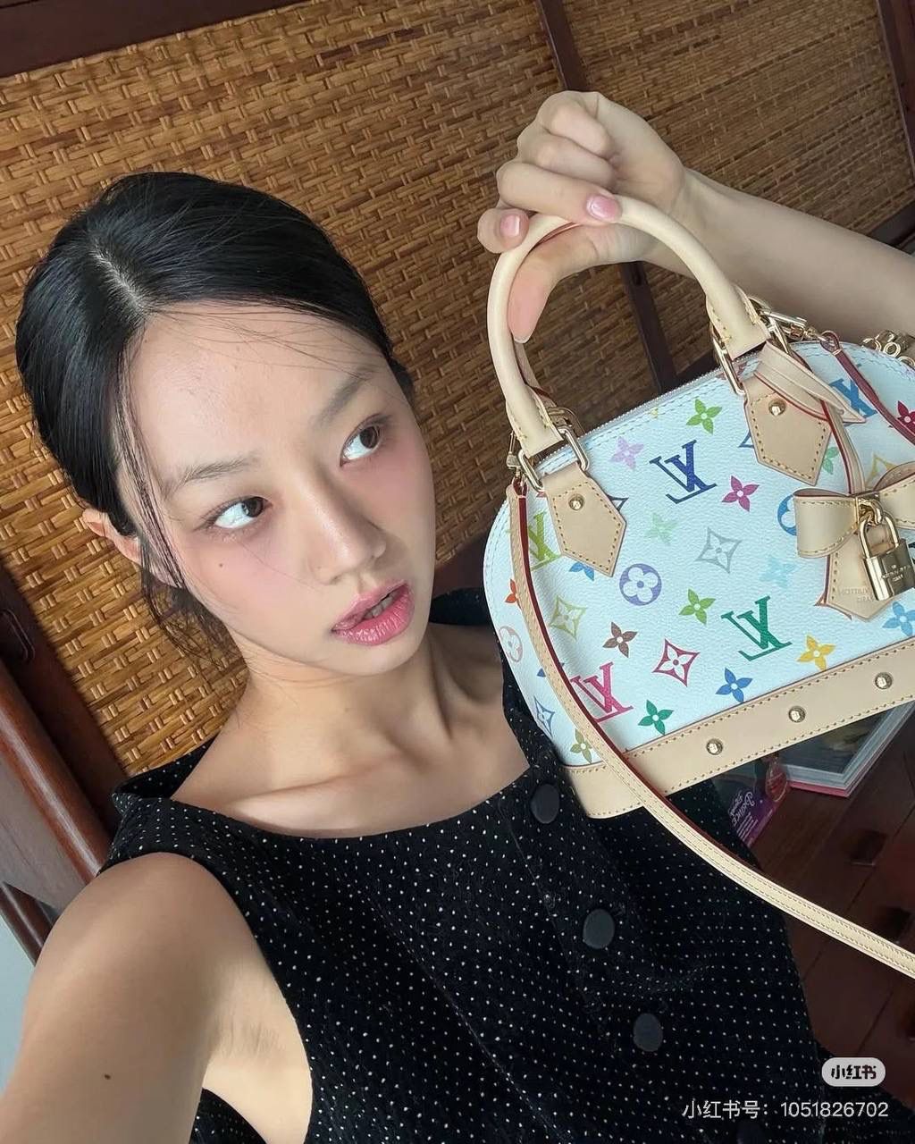 LV白三彩贝壳包👜✨ Alma 的大小加上贝壳包型， 配这个白三彩真的刚刚好 💕 拼皮比例很美， 蝴蝶结＋金色小锁， 又复古又少女，越看越爱 ✨ 📏 尺寸：19 × 13 × 9 cm