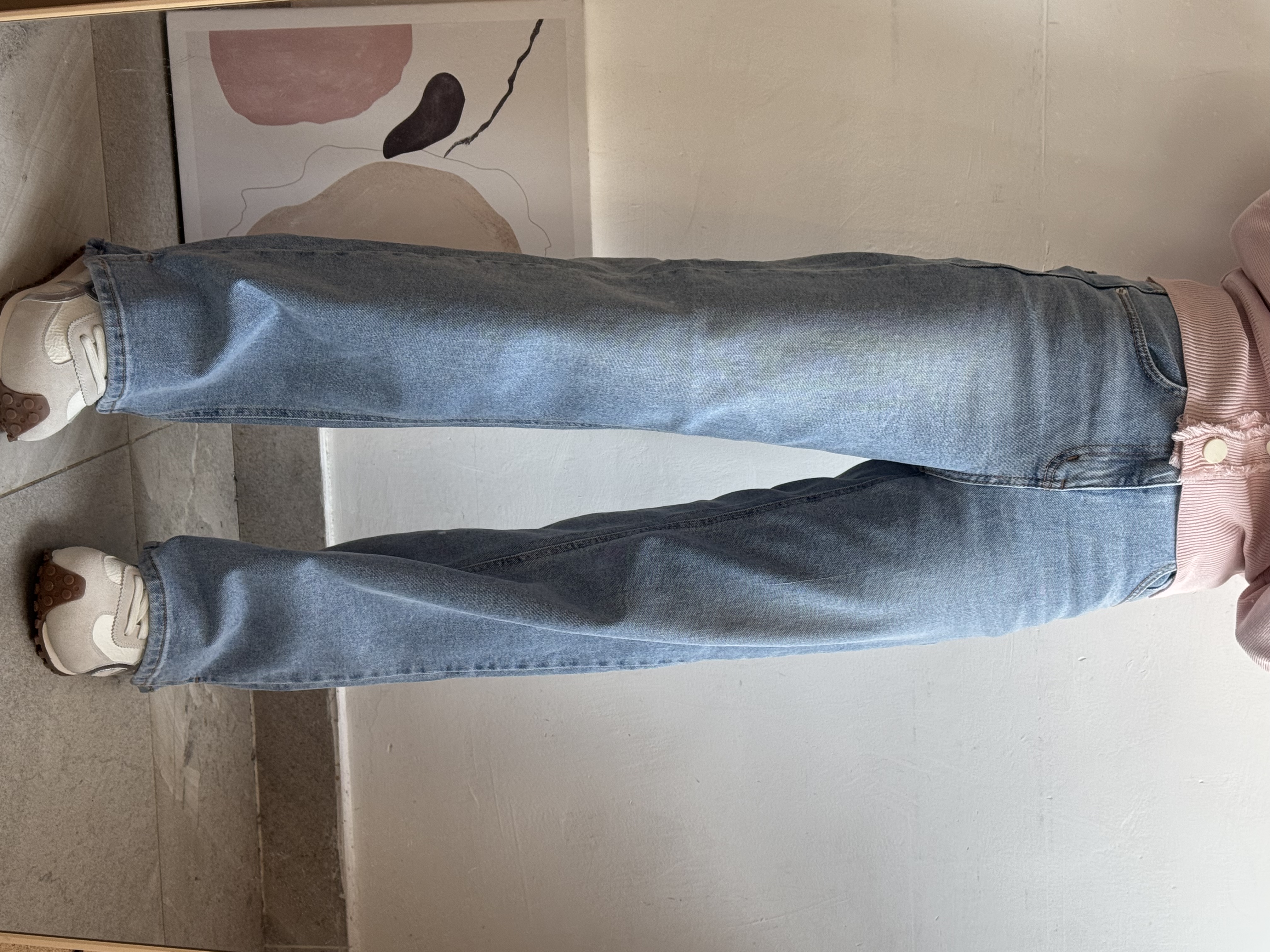 淺藍色直腳牛仔褲