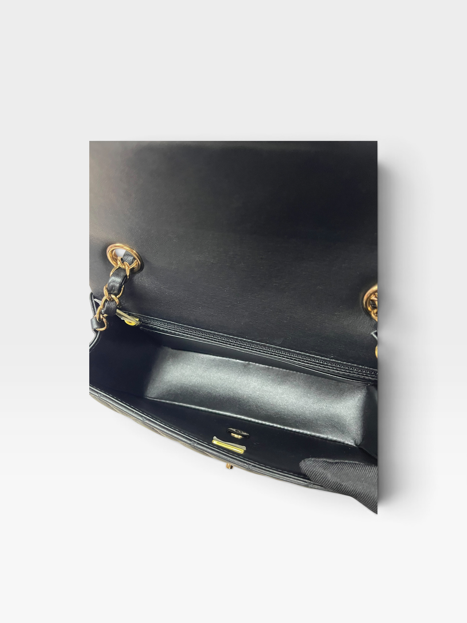 Pre-Owned CHANEL 20 Classic Flap Bag / Product Code: 090221